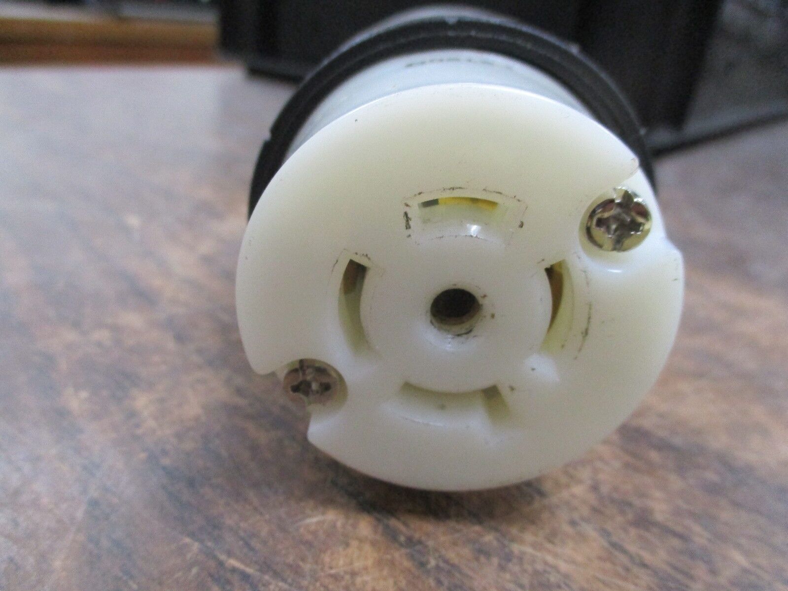Pass & Seymour Turnlok Connector L2120-C Used
