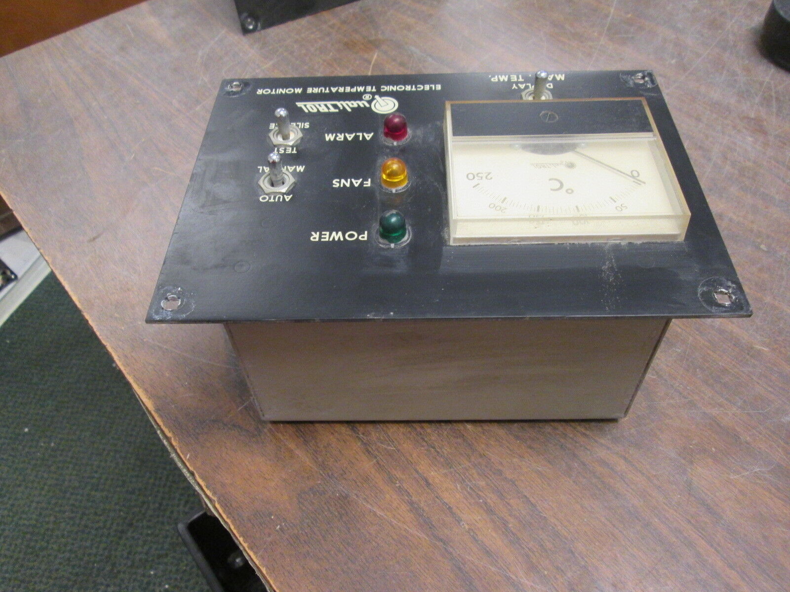 Qualitrol Electronic Temperature Monitor 108-204-01 120V 50/60Hz 1A Used