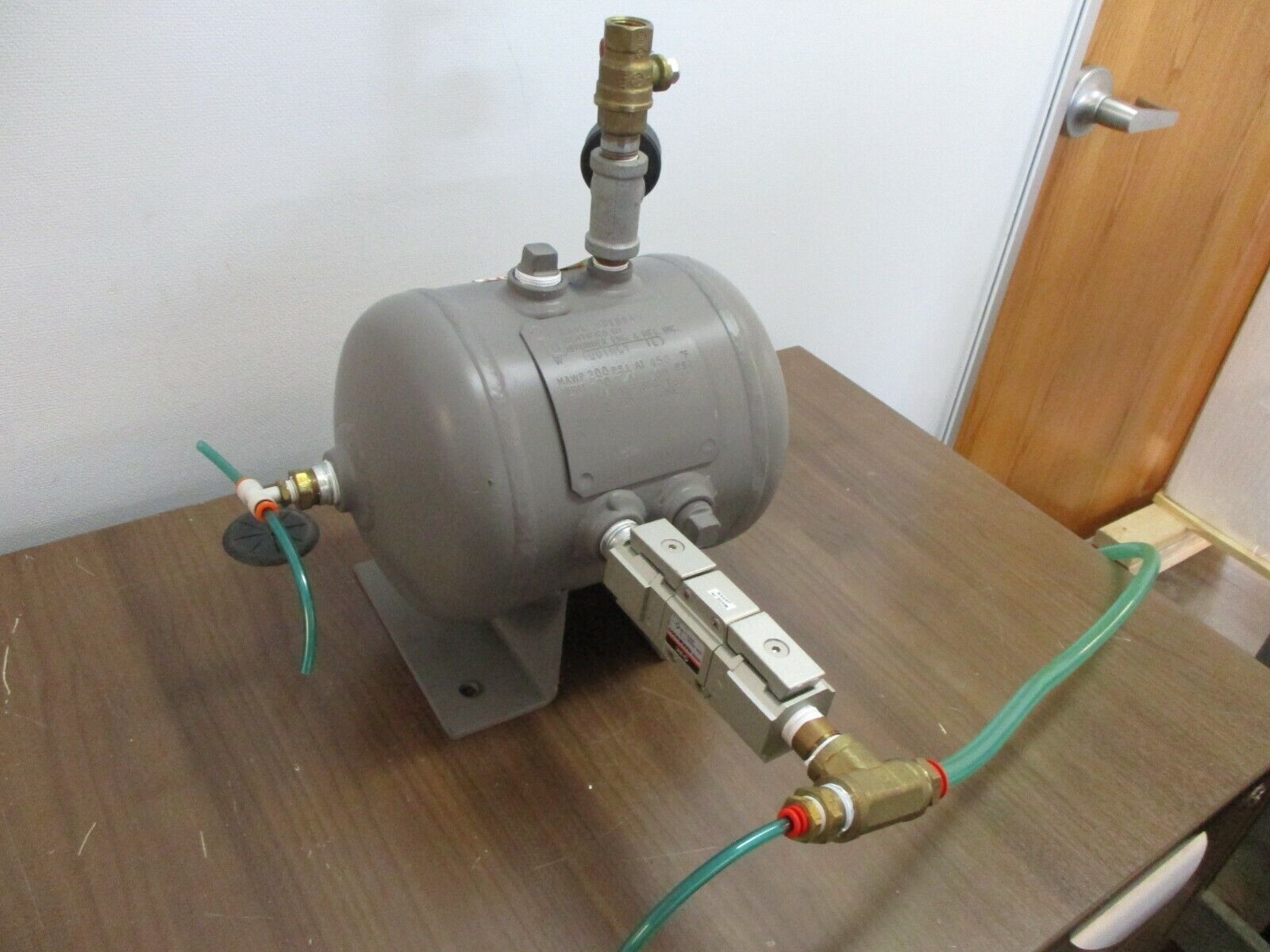 Brunner Air Tank w/ Check Valve 0589P 200PSI, SMC Valve: Part#: NAKM4000 150PSI