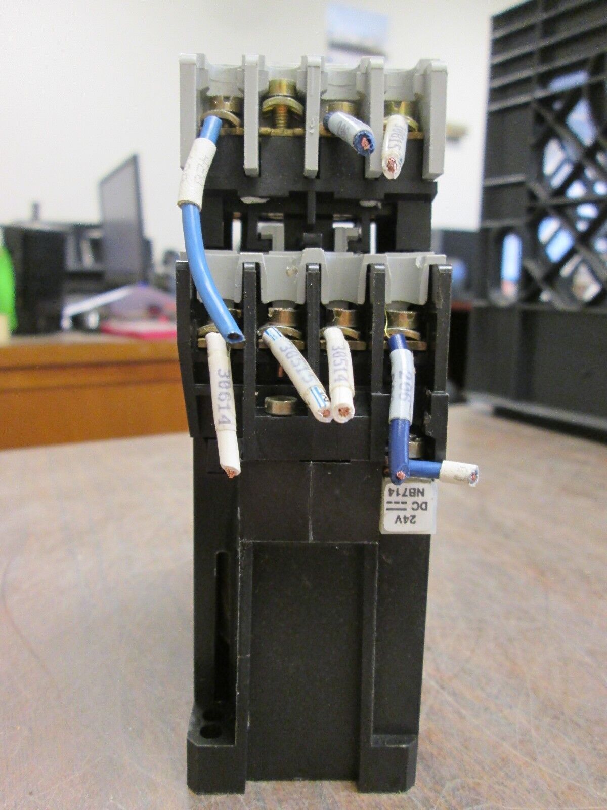Allen-Bradley Contactor 700DC-F400* w 195-FA22 Aux Contact Block 24VDC Coil Used