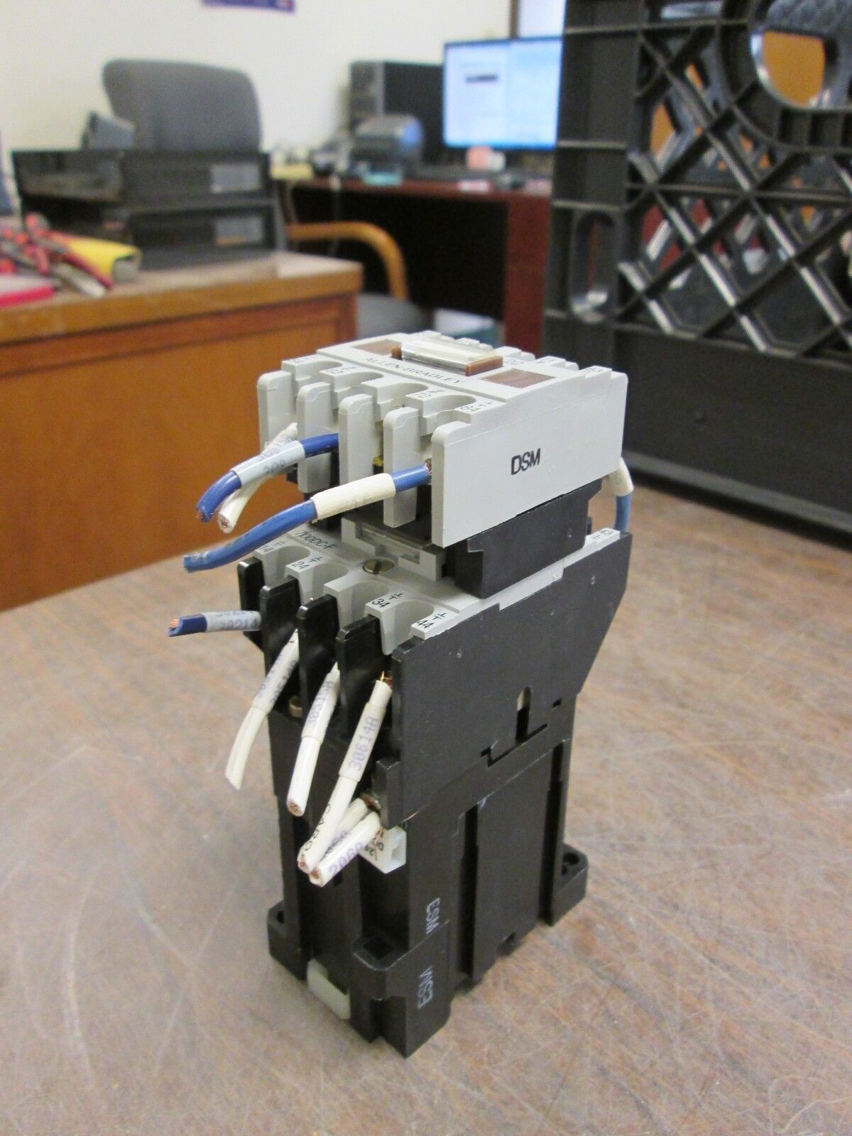 Allen-Bradley Contactor 700DC-F400* w 195-FA22 Aux Contact Block 24VDC Coil Used