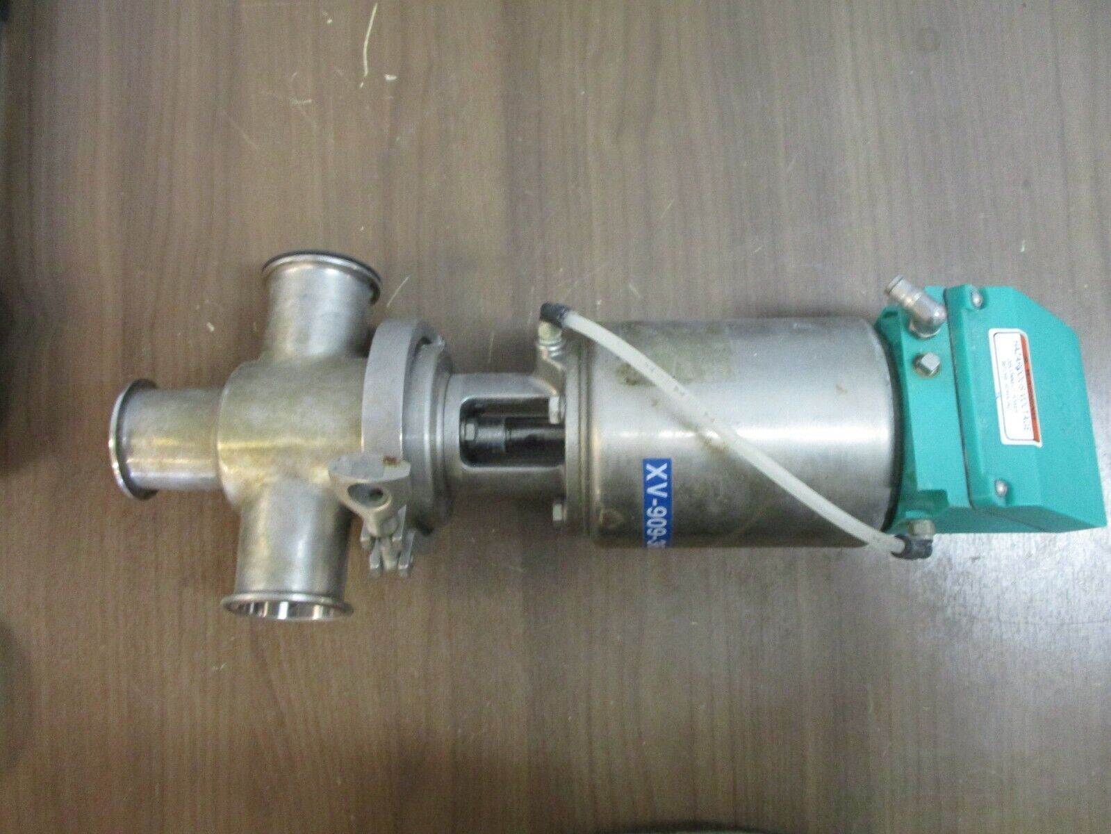 Tri-Clover Stainless Steel Pneumatic Valve w/ Controller XV-909-36 Used