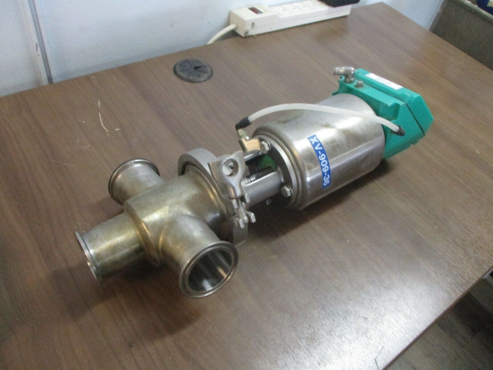 Tri-Clover Stainless Steel Pneumatic Valve w/ Controller XV-909-36 Used