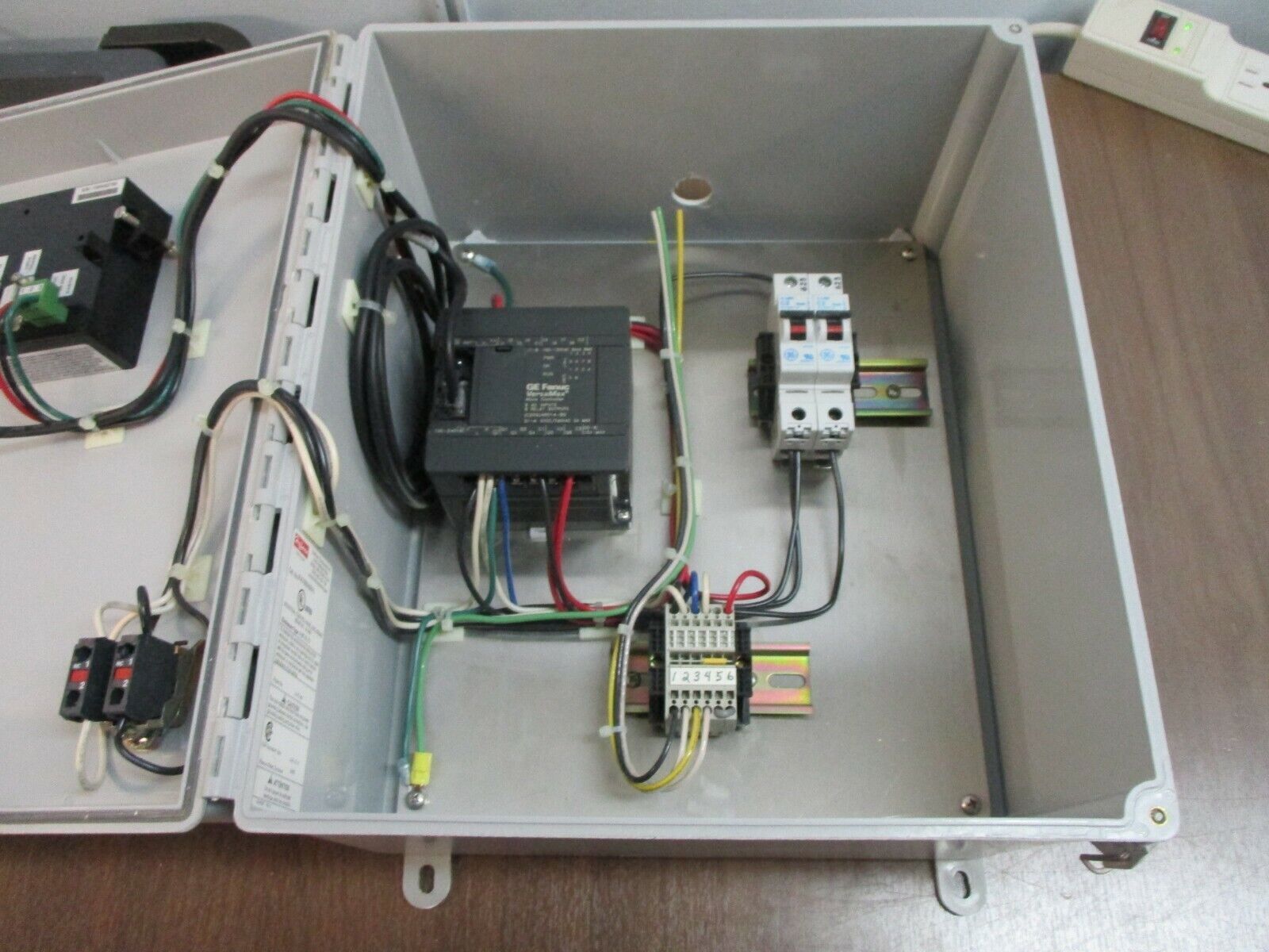 GE Fanuc VersaMax Enclosed Micro Controller IC200UAR014-BD 5VDC / 240VAC Used
