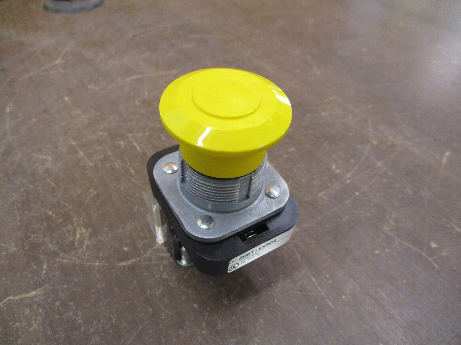 Allen-Bradley Mushroom Head Push-Pull Device 800T-FX9D4 Ser. T 2-Position Yellow