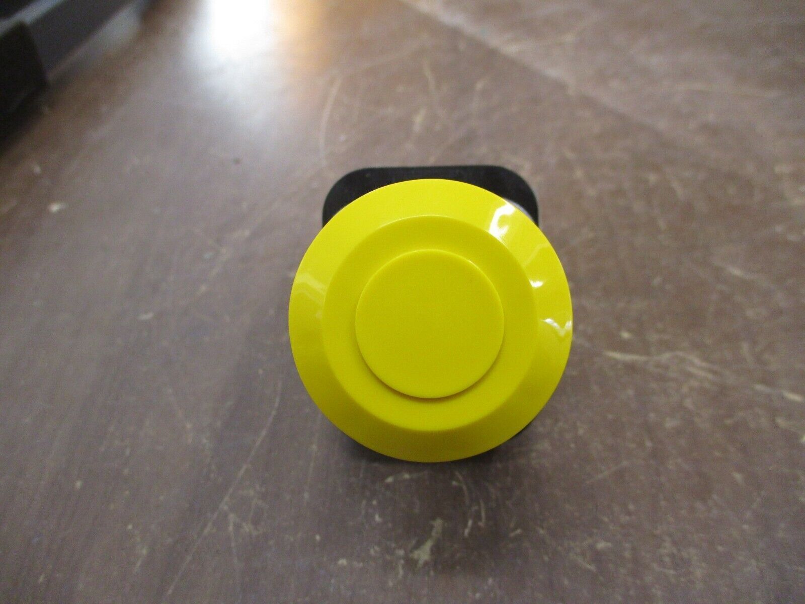 Allen-Bradley Mushroom Head Push-Pull Device 800T-FX9D4 Ser. T 2-Position Yellow