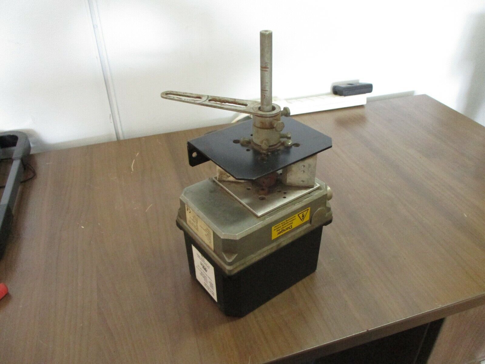 Preferred Instruments Servo Actuator SM-37-30-2-5K Torque: 37ft-lb Used 90° 180°