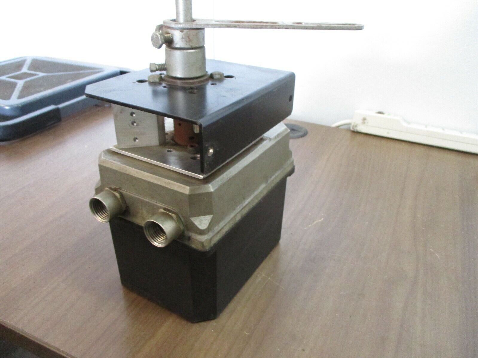 Preferred Instruments Servo Actuator SM-37-30-2-5K Torque: 37ft-lb Used 90° 180°