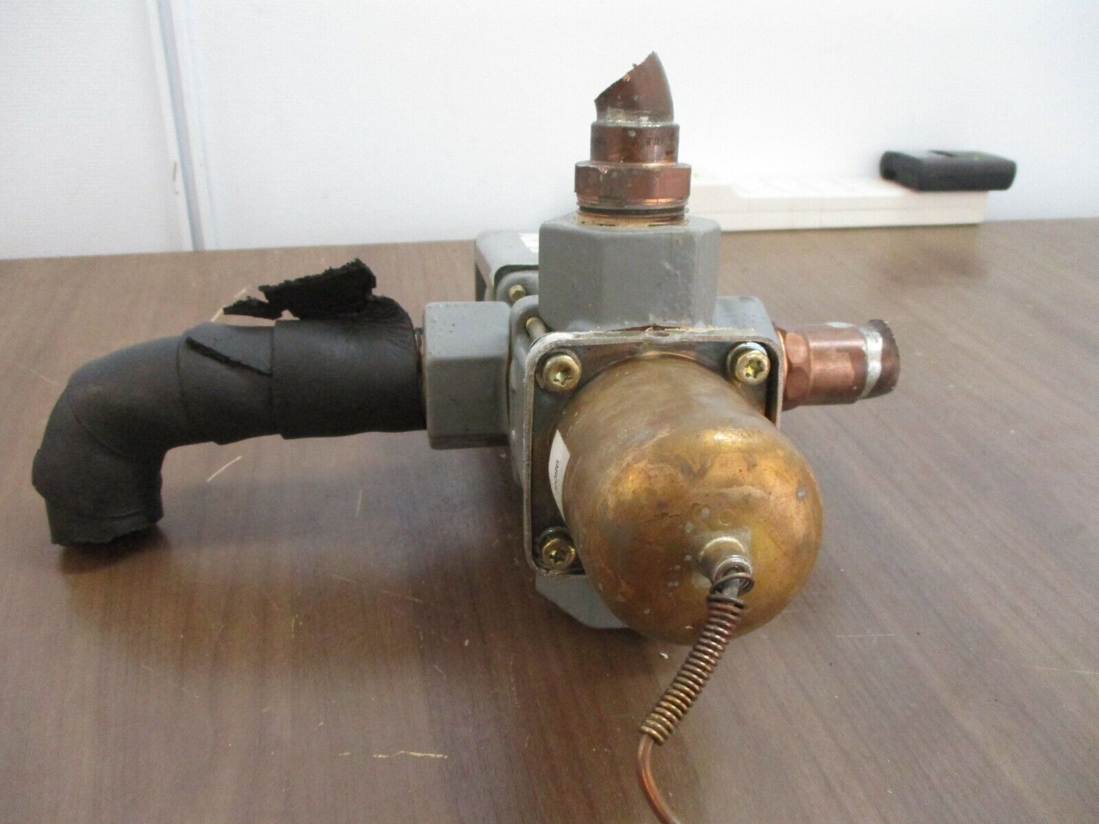 Johnson Controls 3-Way Valve V48AD-2 Size: 1" Range: 145-190 150PSIG Water Max