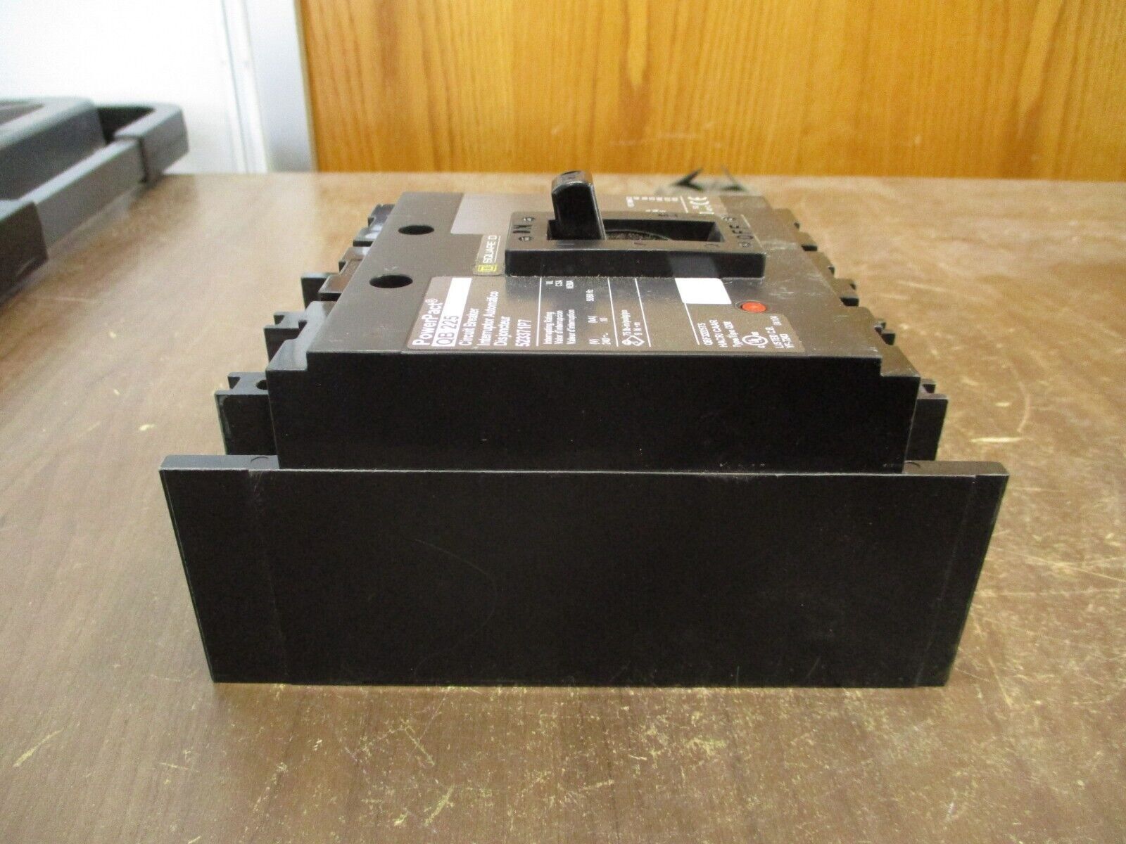 Square D PowerPact QB 225 Circuit Breaker QBF32225TS 225A 240V 3P Used
