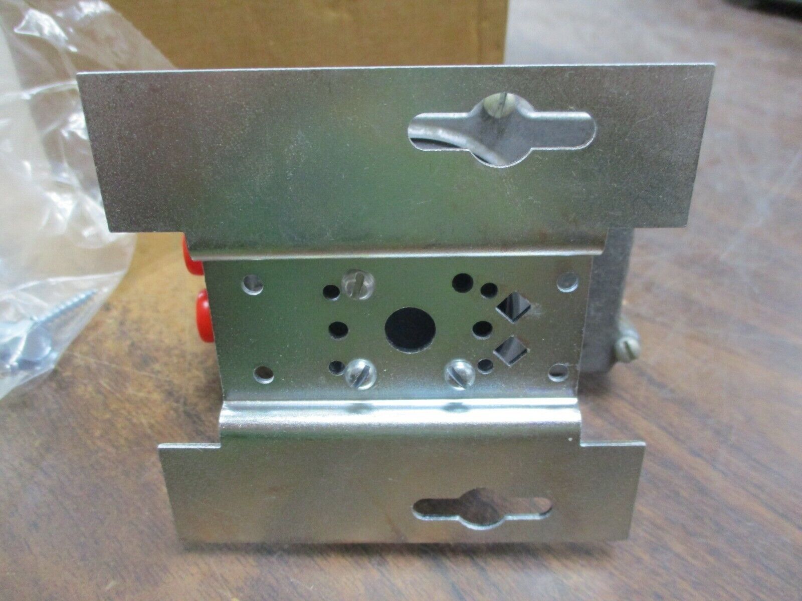 Barber-Colman Pneumatic Relay AK-50301-0-1 3-Way Switching Snap Acting 1/8" FNPT
