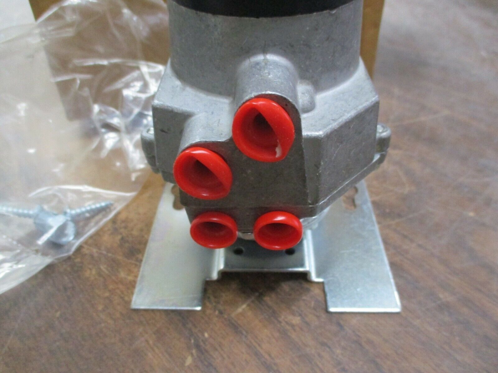 Barber-Colman Pneumatic Relay AK-50301-0-1 3-Way Switching Snap Acting 1/8" FNPT