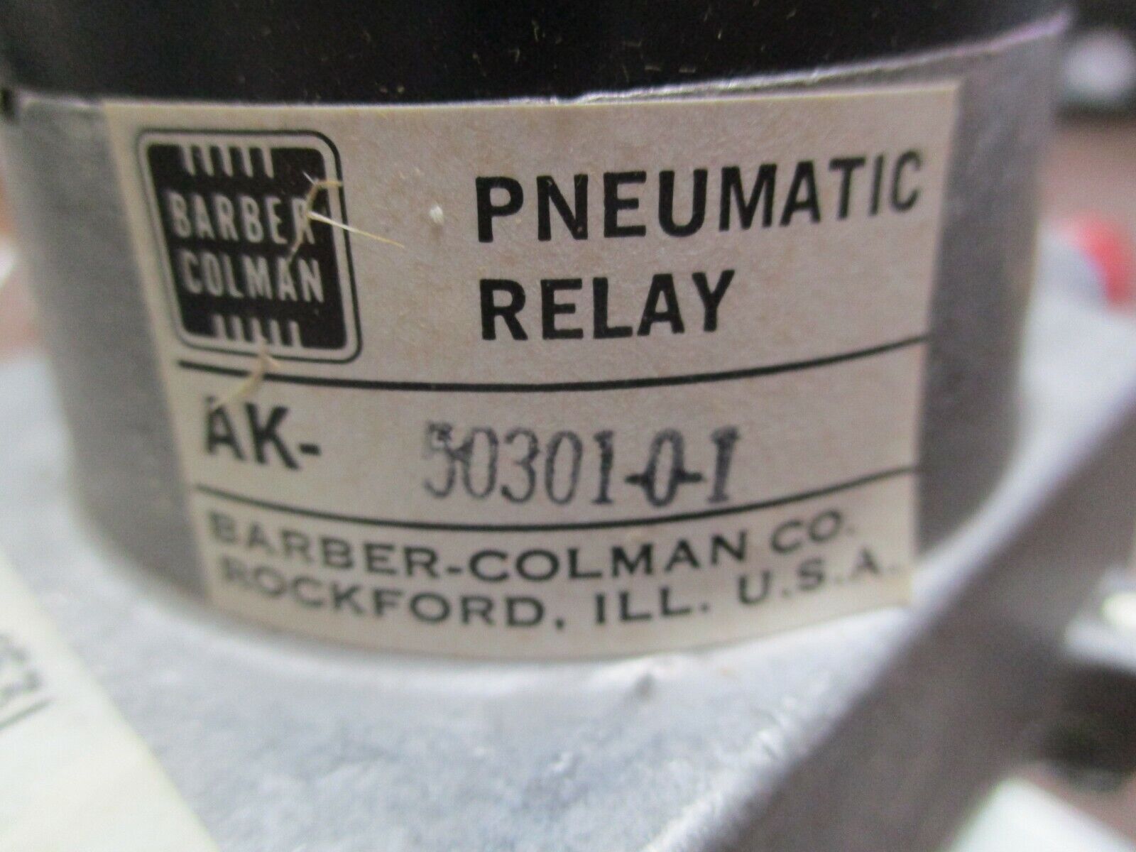 Barber-Colman Pneumatic Relay AK-50301-0-1 3-Way Switching Snap Acting 1/8" FNPT