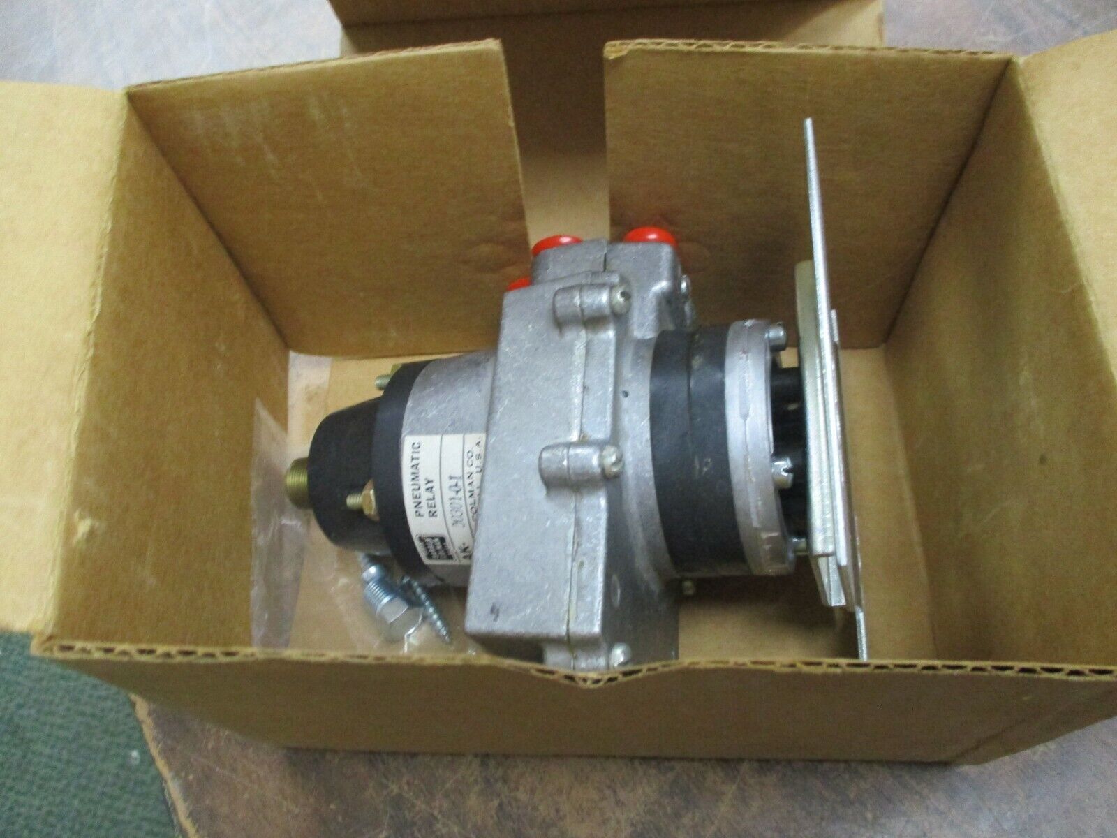 Barber-Colman Pneumatic Relay AK-50301-0-1 3-Way Switching Snap Acting 1/8" FNPT