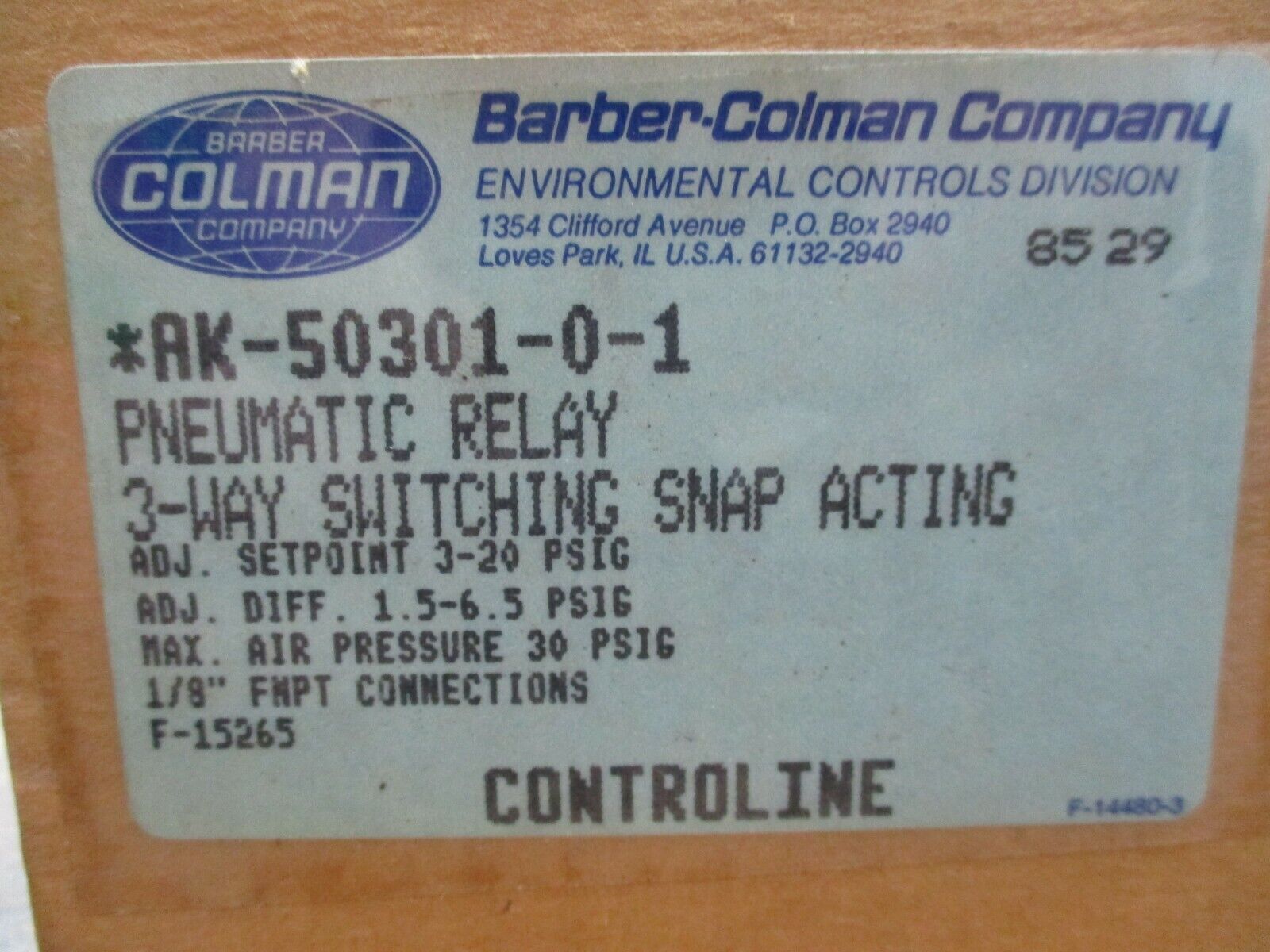 Barber-Colman Pneumatic Relay AK-50301-0-1 3-Way Switching Snap Acting 1/8" FNPT
