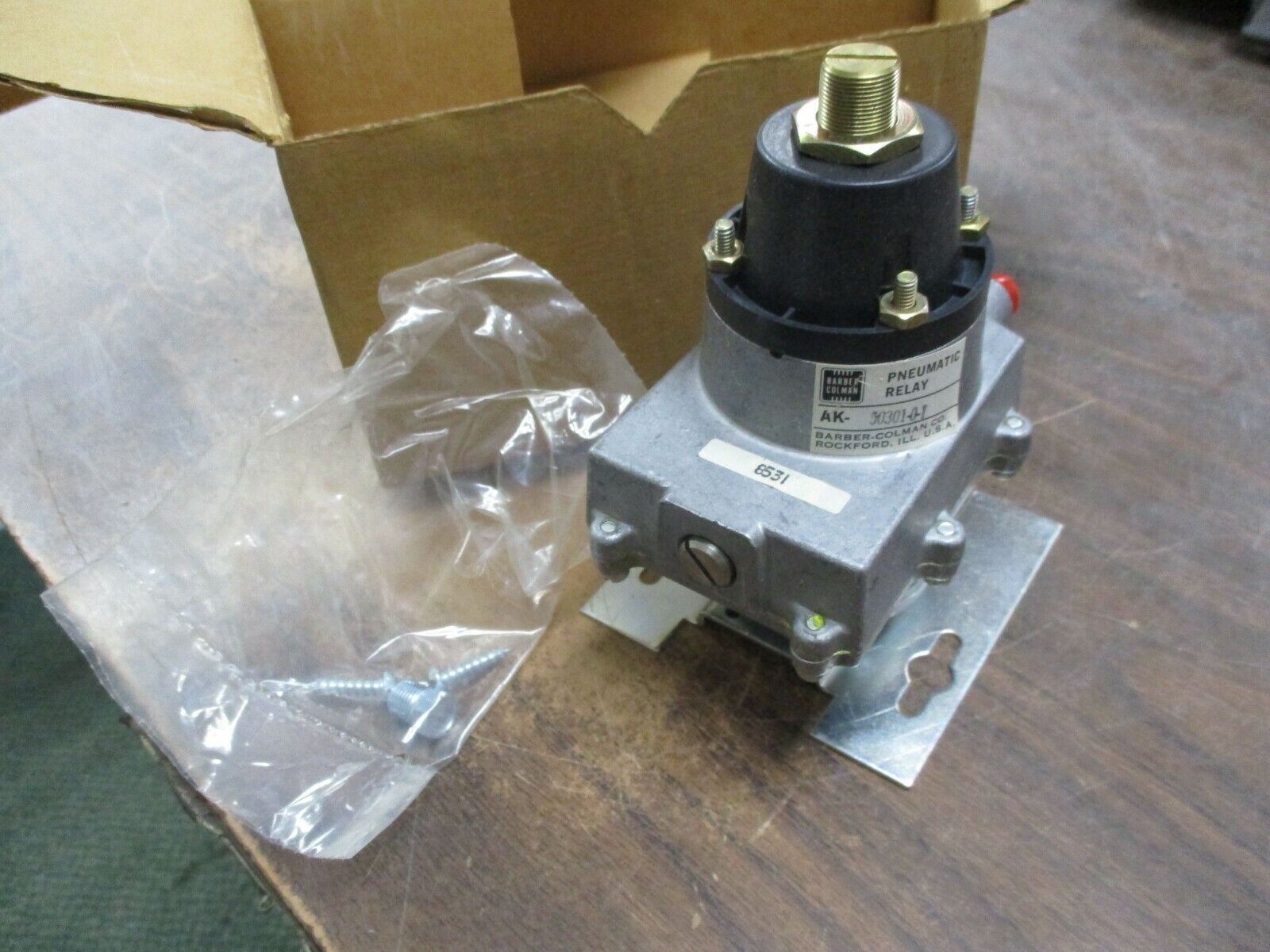 Barber-Colman Pneumatic Relay AK-50301-0-1 3-Way Switching Snap Acting 1/8" FNPT