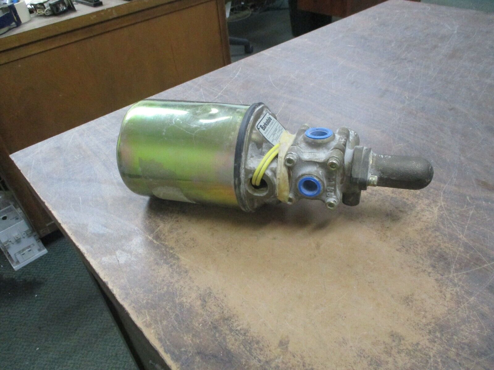 Barksdale Valve 422S3AS2A4 460V 60Hz *Dented* Used