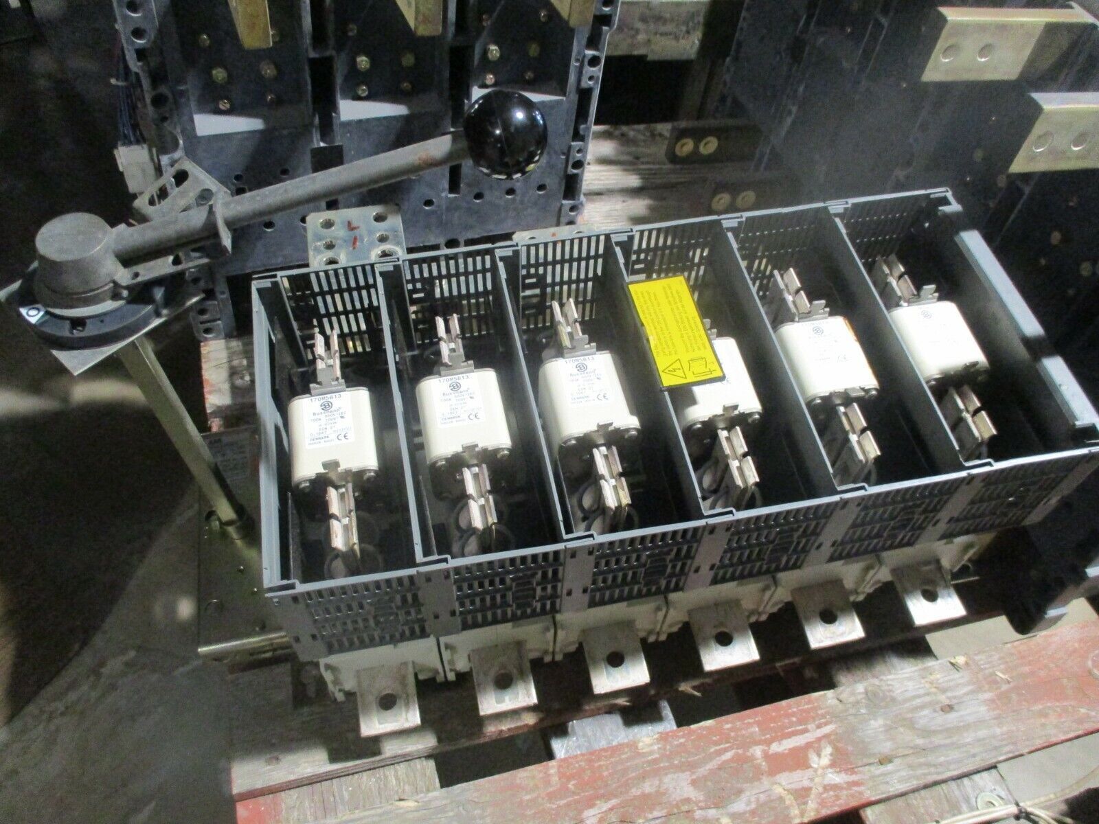 ABB Disconnect Switch w/ Fuses OESA 630D6PL 630A 690V 6P 50-60Hz (6) 700A Fuses