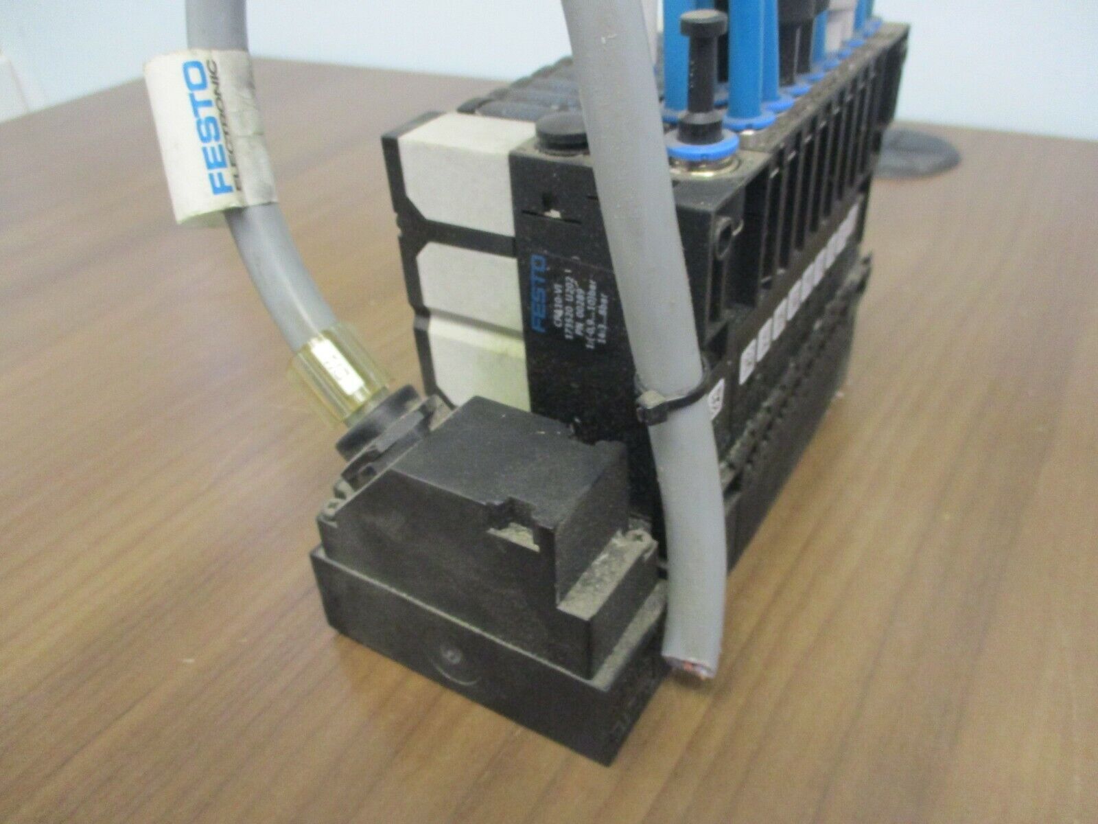 Festo Valve Terminal Manifold w/ Valves CPA10-VI w/ (10) CPA10 EV2 Valves Used