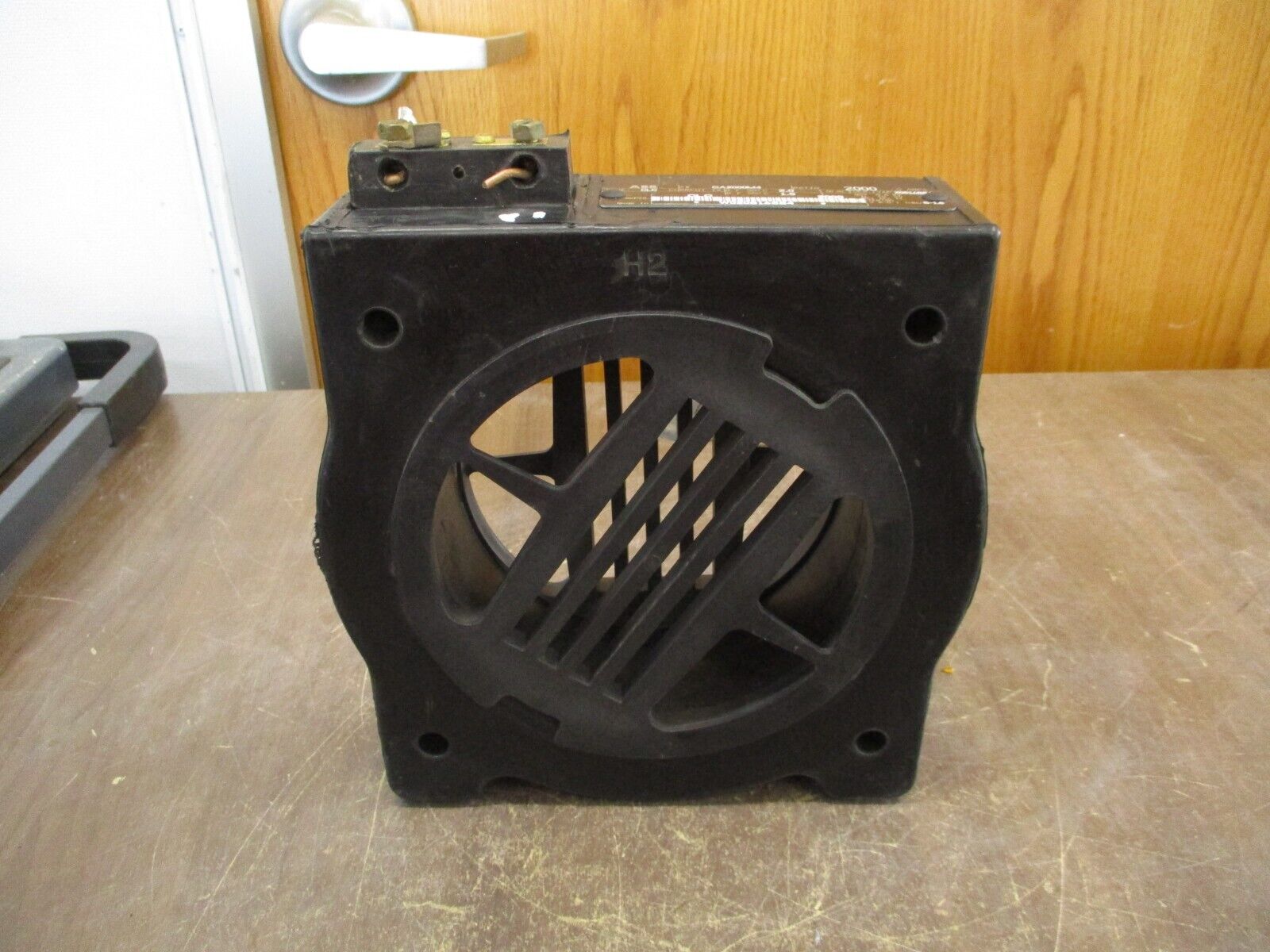 ABB Type CLC Current Transformer CA2000M4 Ratio 2000:5A 600V 10kV BIL w/ Covers