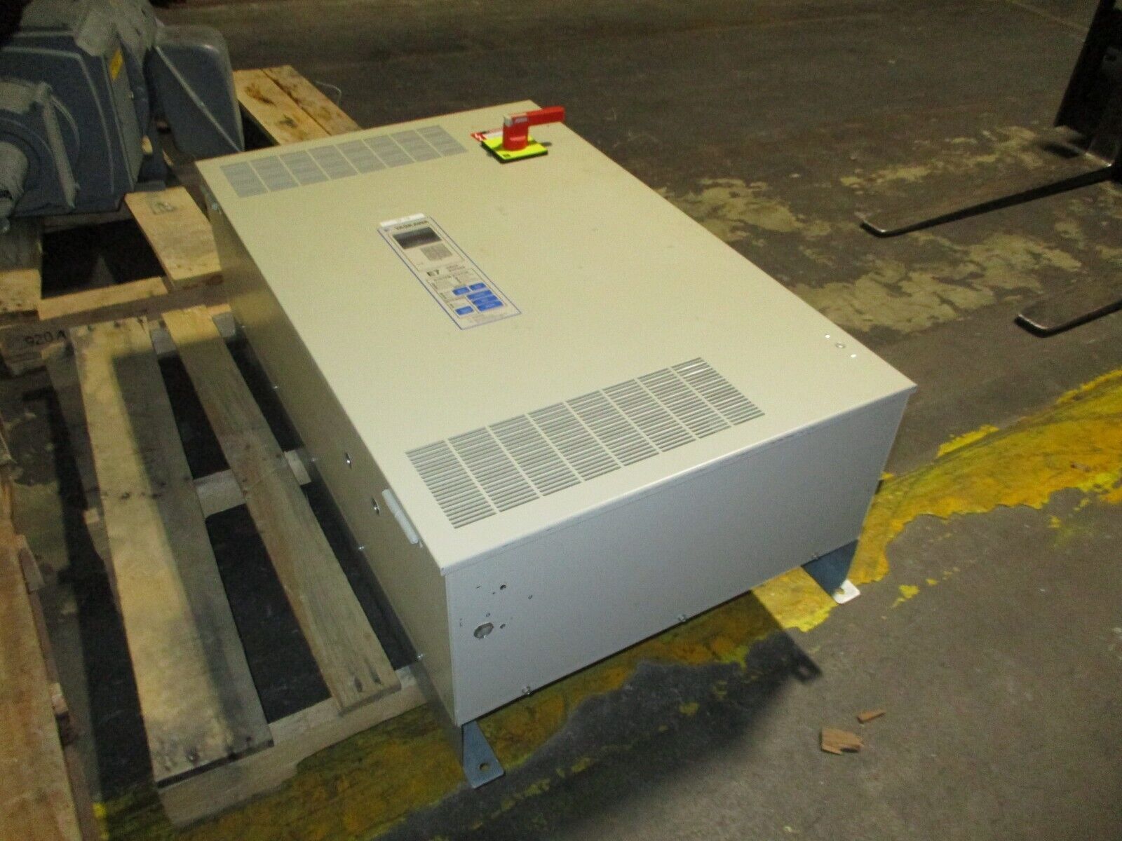 Yaskawa E7 AC Drive w/ Bypass E7LVB052 50HP 3Ph Drive: CIMR-E7U4030 Used