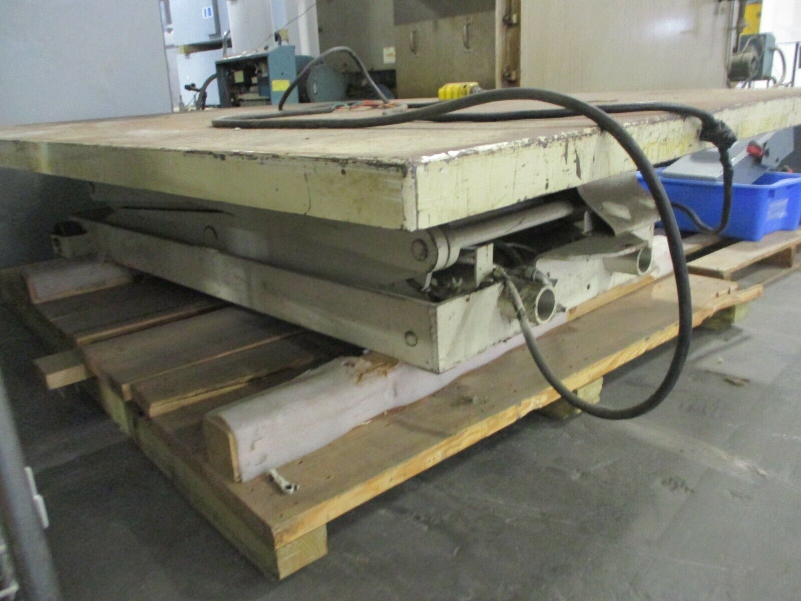 Unbranded Hydraulic Lift Table 92.5" x 61" 480V 3Ph w/ Height Controller No Plug