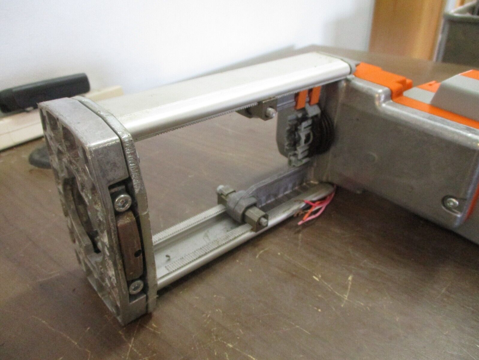Belimo Valve Linkage SVKX24-MFT 340lbf/1500N 24V AC/DC Nema 2 Used