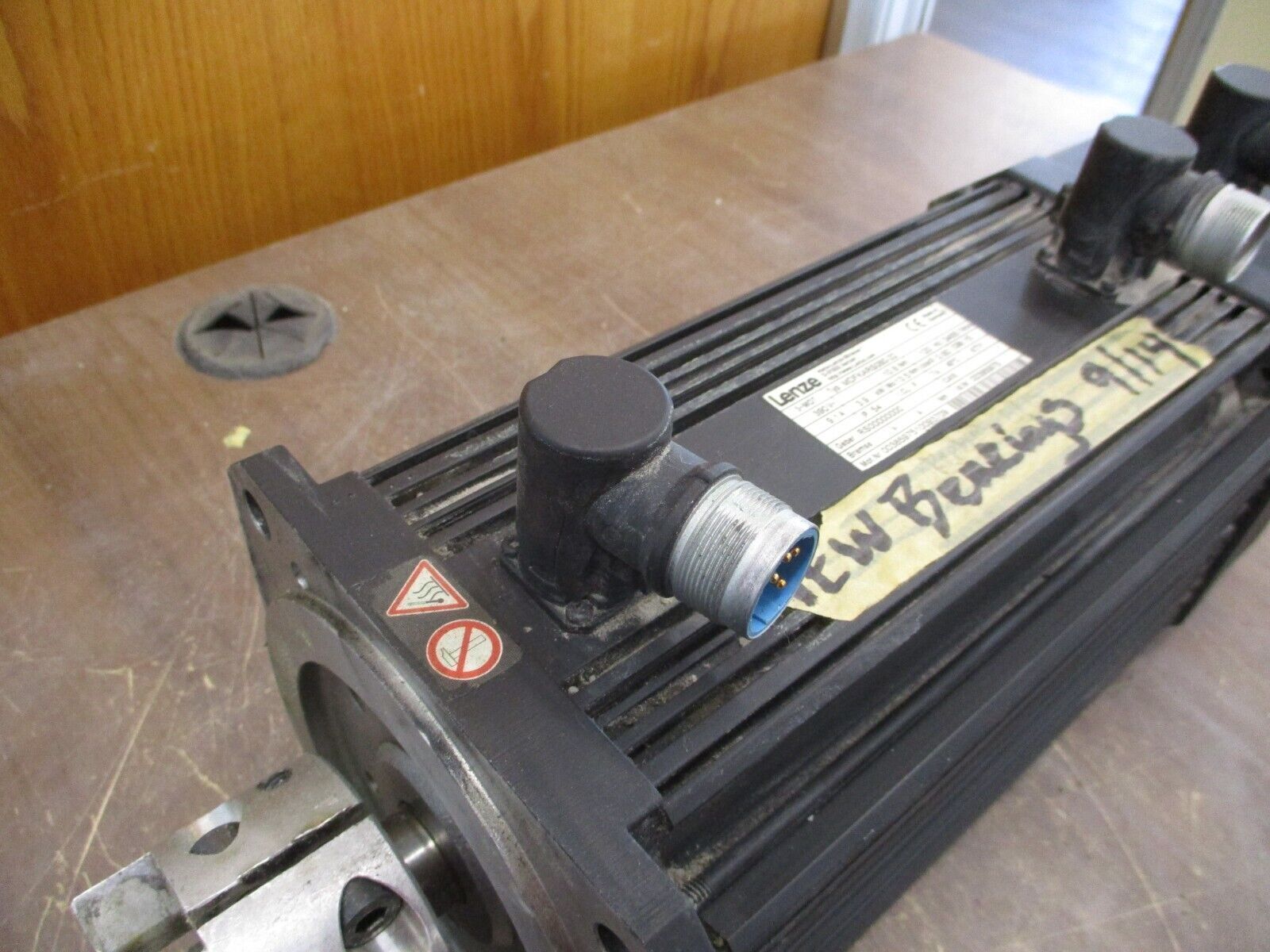 Lenze AC Servo Motor MDFKARS080-22 3.9KW 390V 9.1A 120Hz 3455RPM Used