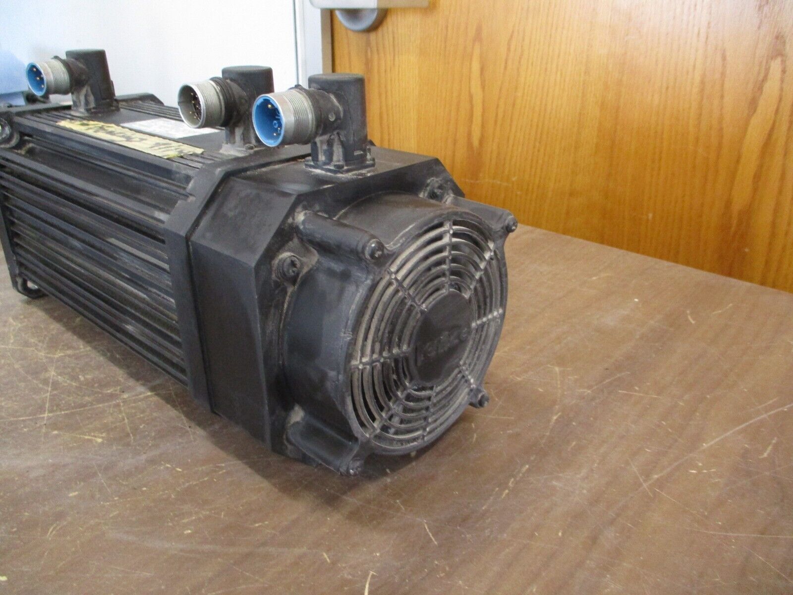 Lenze AC Servo Motor MDFKARS080-22 3.9KW 390V 9.1A 120Hz 3455RPM Used