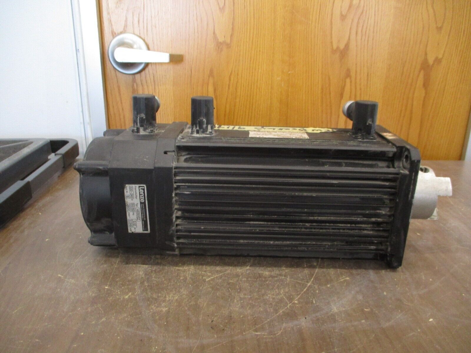 Lenze AC Servo Motor MDFKARS080-22 3.9KW 390V 9.1A 120Hz 3455RPM Used