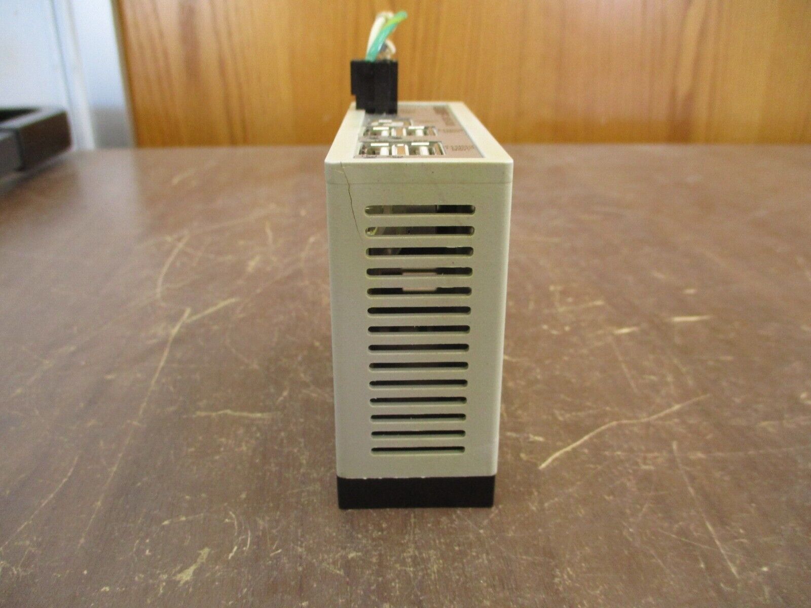 Beckhoff USB 2.0 Hub CU8005-0000 Rev. 0.0 *Cracked Case* *Broken Fin* Used