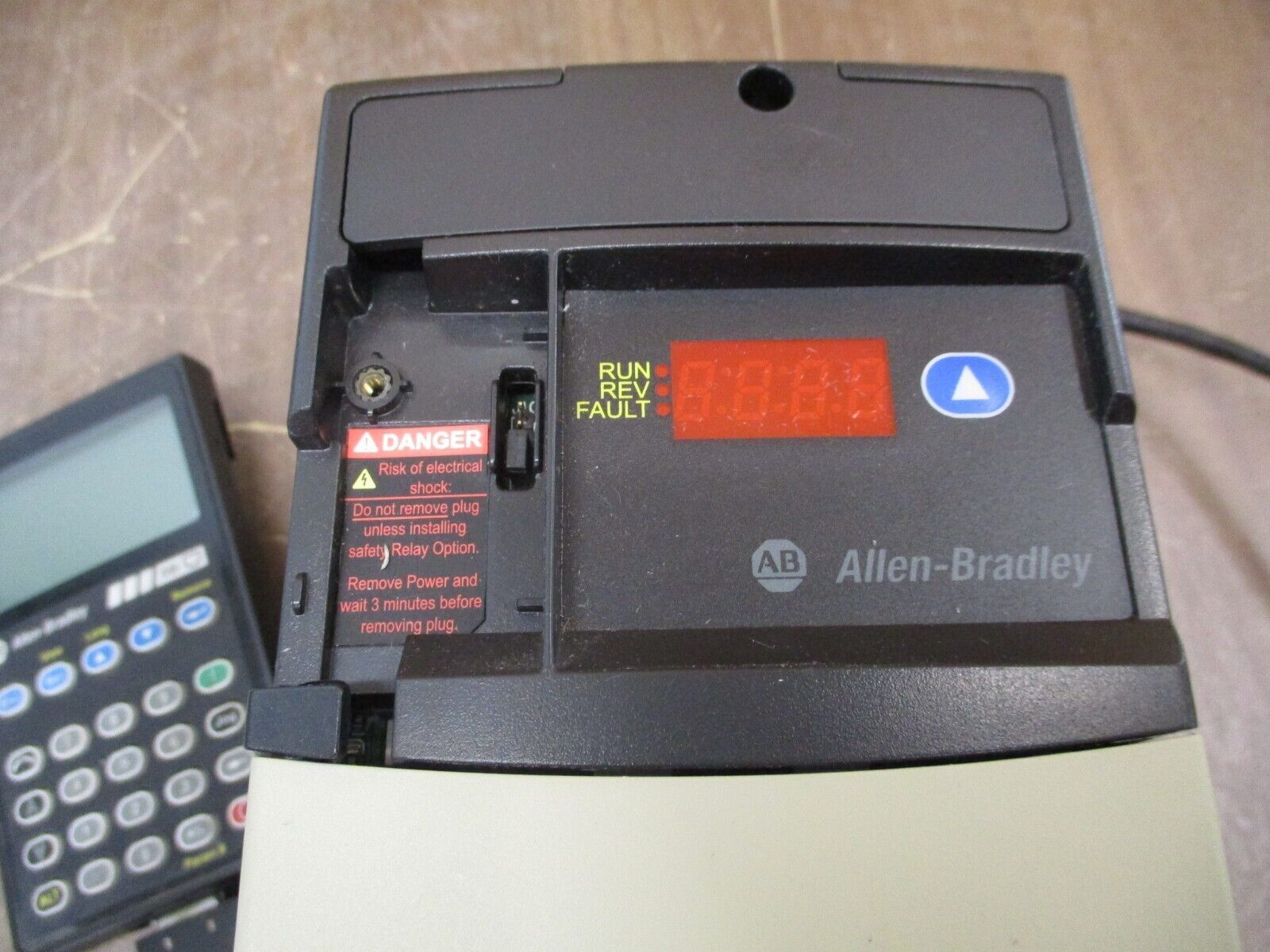 Allen-Bradley PowerFlex 40P AC Drive 22D-D6P0N104 3HP 3Ph w/ Keypad Used