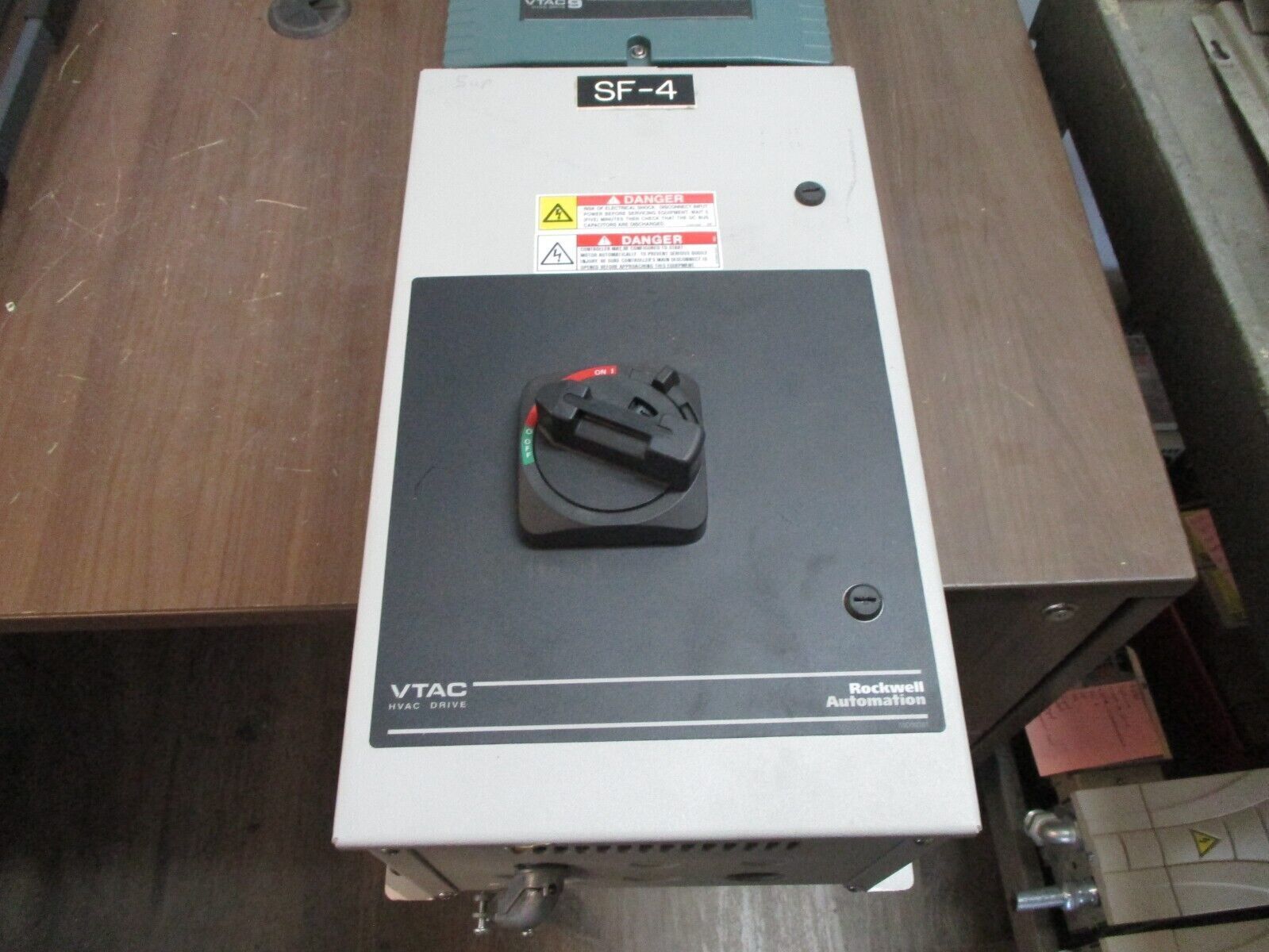 Rockwell Automation VTAC 9 AC Drive w/ Disconnect RX9VT401-022HTAN 15HP 3Ph Used