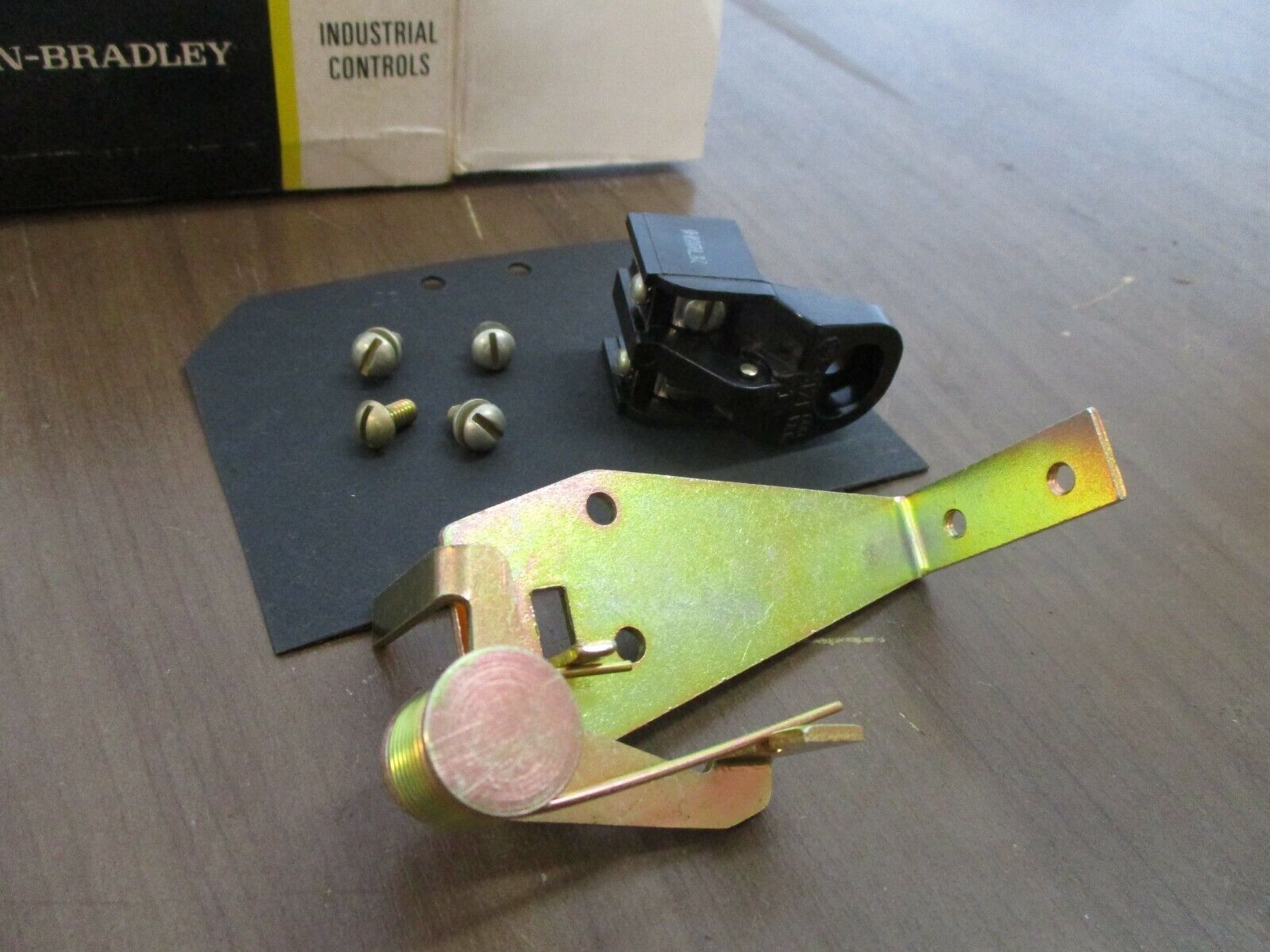 Allen-Bradley Aux Mounting Bracket 895-M21 Ser. A 100/200A New Surplus