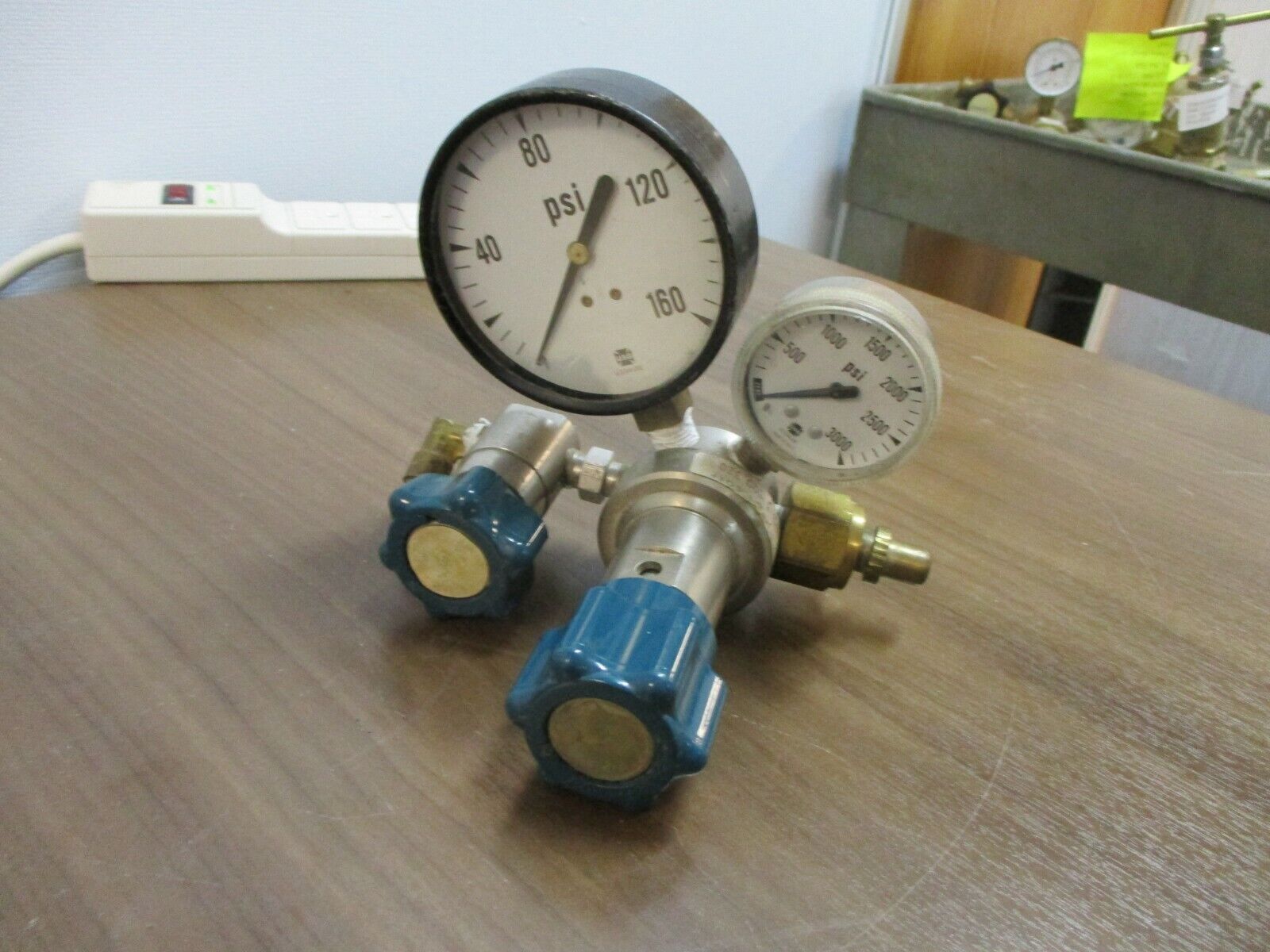 Union Carbide Gas Regulator UPC 3 500 320 *Chipped Valve* Used