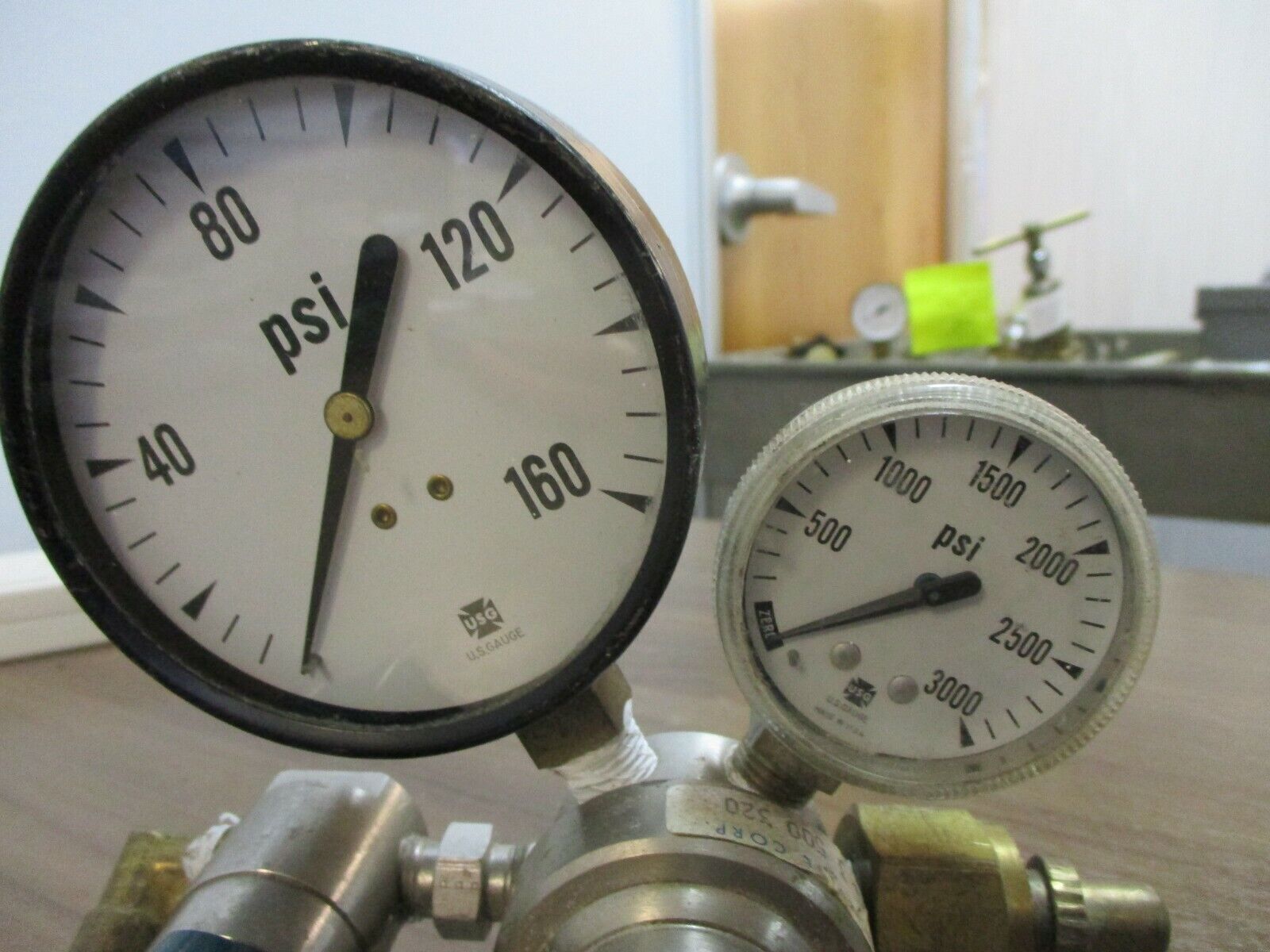 Union Carbide Gas Regulator UPC 3 500 320 *Chipped Valve* Used