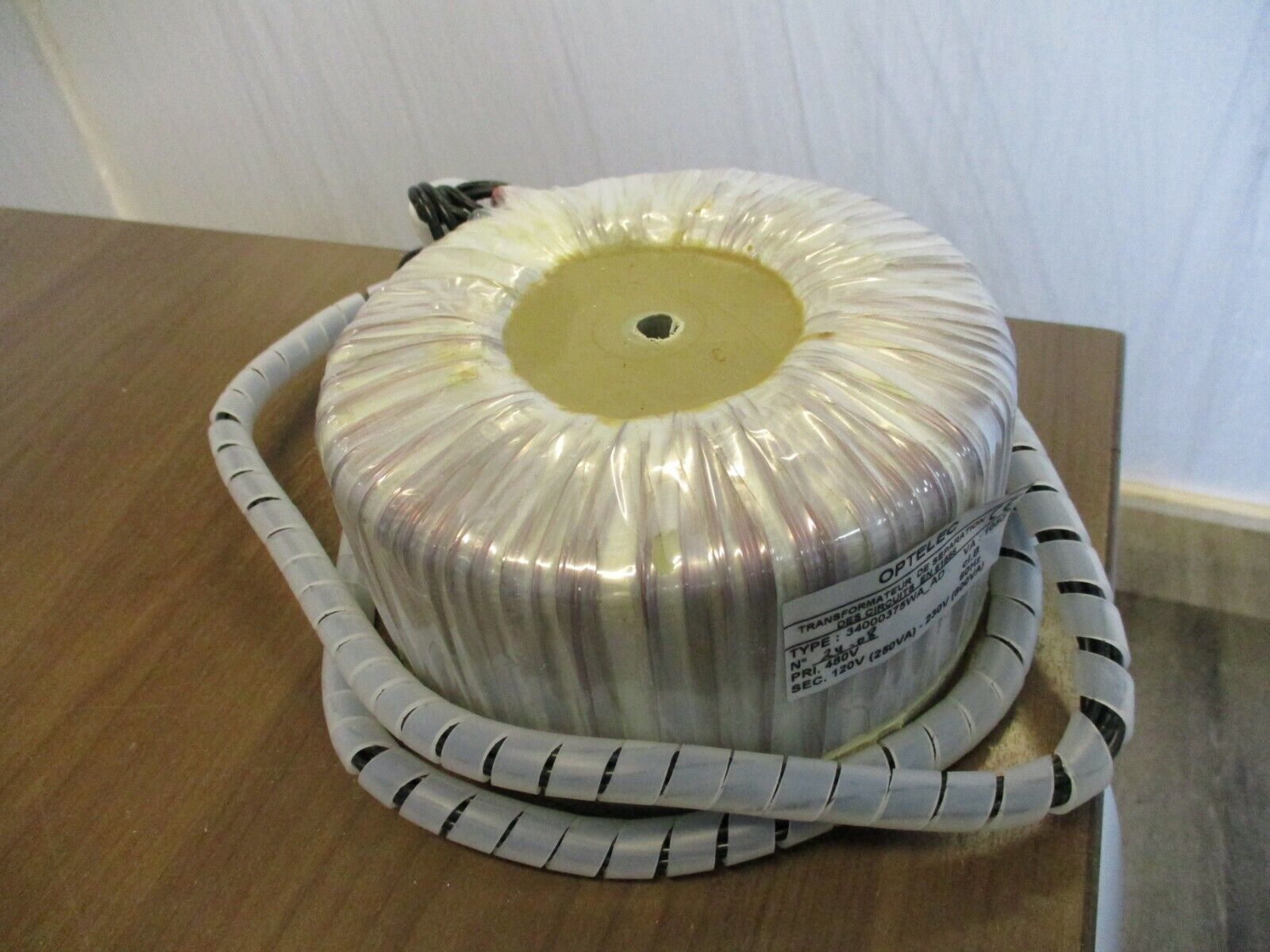 Optelec Isolating Transformer 34000375WA_AD 1050VA Pri: 480V Sec: 120-230V Used