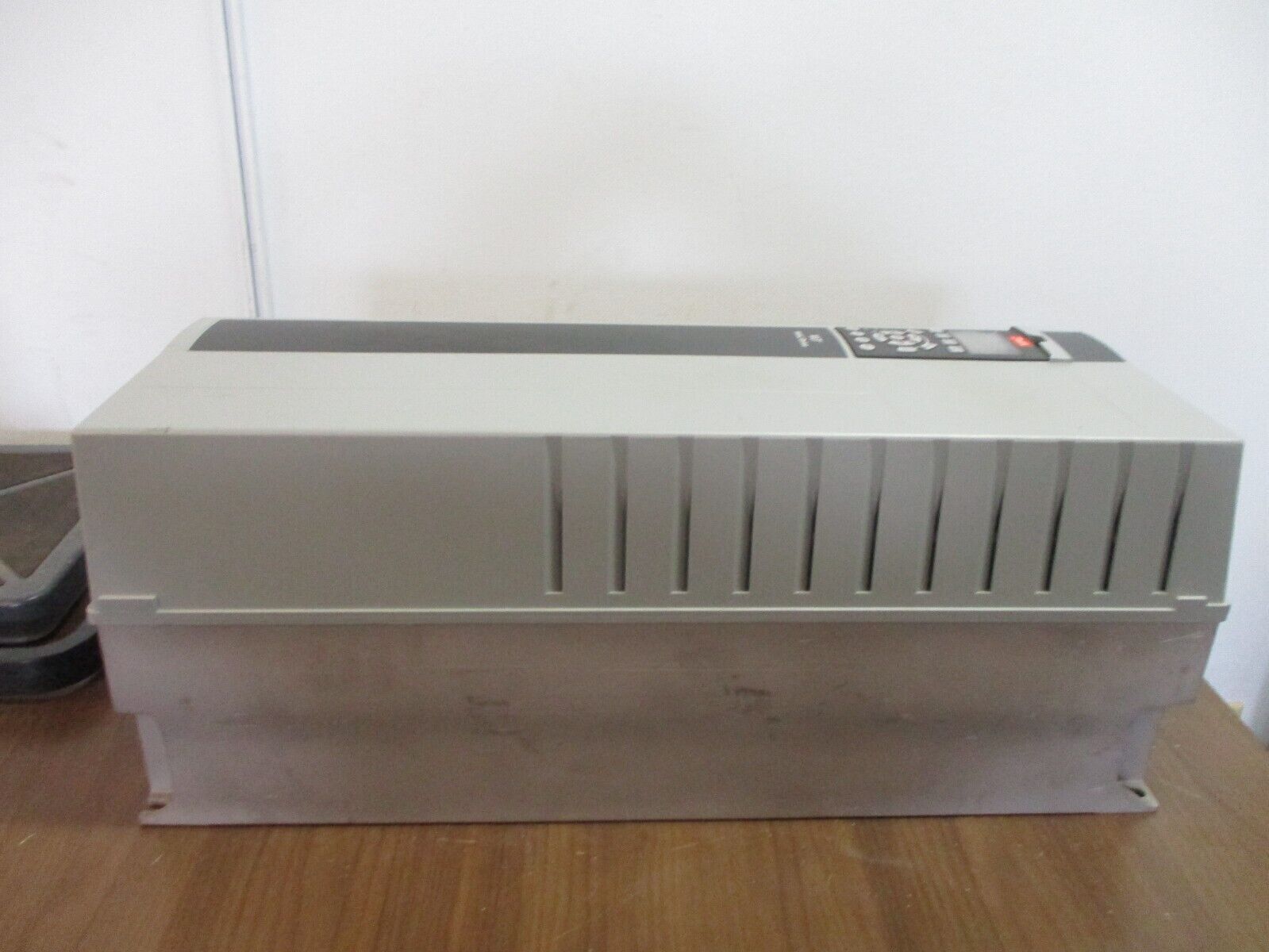 Danfoss VLT AC Drive 131B9878 20HP 3Ph w/ Keypad *Missing Cover Screw* Used