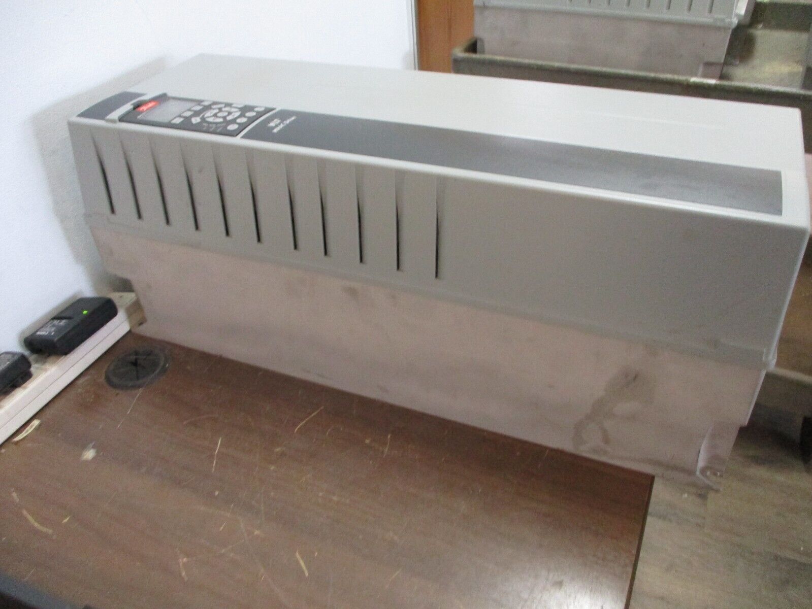 Danfoss VLT AC Drive 131B9878 20HP 3Ph w/ Keypad *Missing Cover Screw* Used