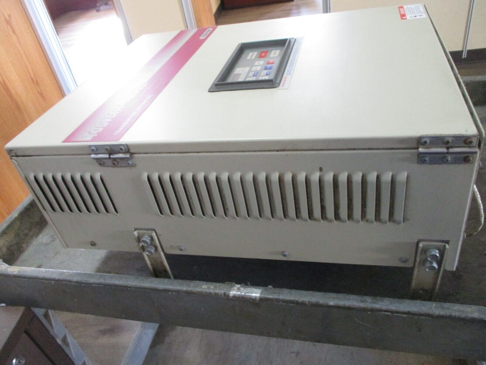 Toshiba Tosvert-130E2 AC Drive VT130E2U4220 20HP 3Ph *Cracked Cover* Used