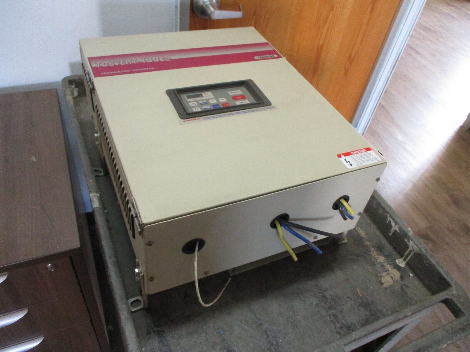 Toshiba Tosvert-130E2 AC Drive VT130E2U4220 20HP 3Ph *Cracked Cover* Used