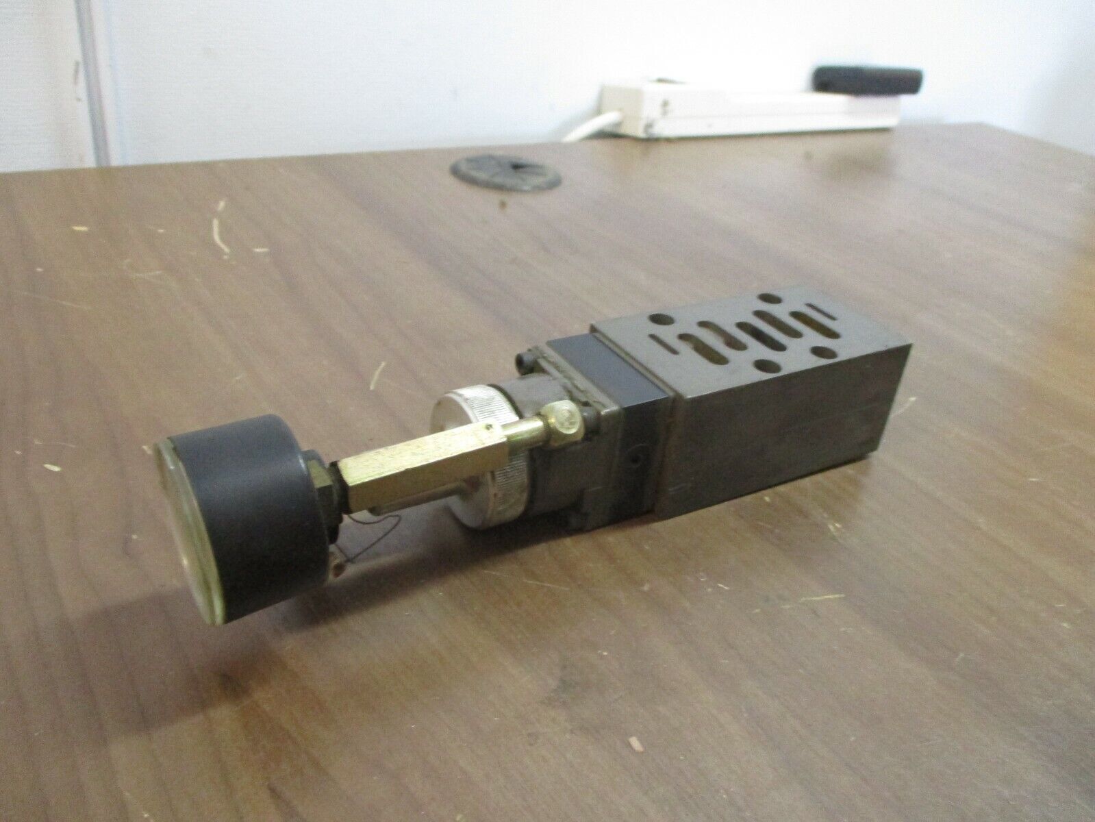 Numatics Regulator Valve I22RS100OP00000 w/ Gauge Used