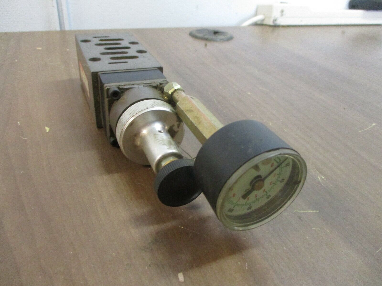 Numatics Regulator Valve I22RS100OP00000 w/ Gauge Used