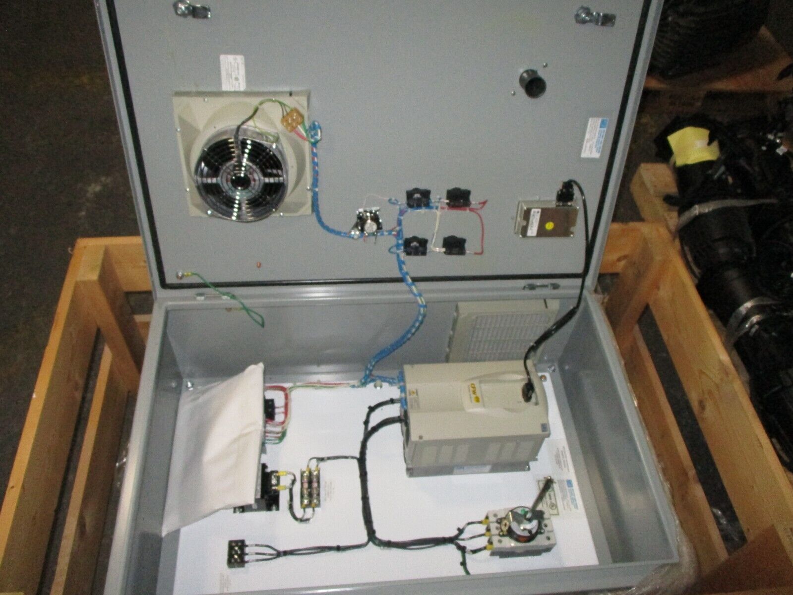 WEG AC Drive CF-CUSTOM-00162 15HP Input: 460VAC 24A 60Hz Output: 460VAC 24A 60Hz