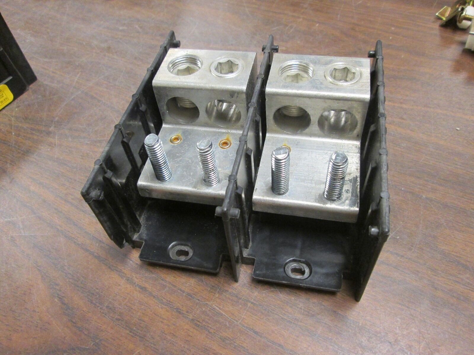 Buss Power Distribution Block 16582-2 760A 600V 2P *Chipped Corner* Used