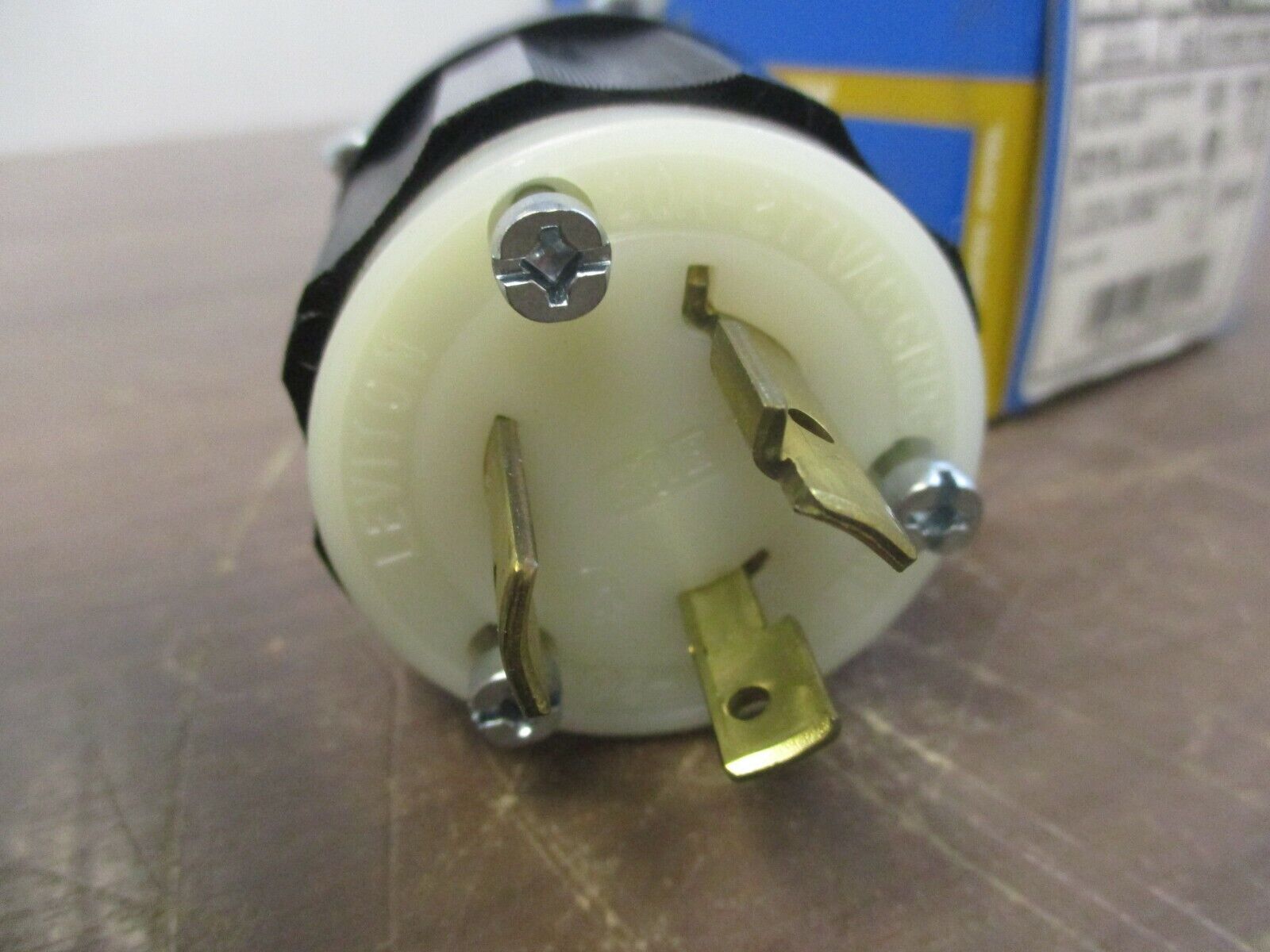 Leviton Locking Plug 2331 20A 277V 2P 3W New Surplus