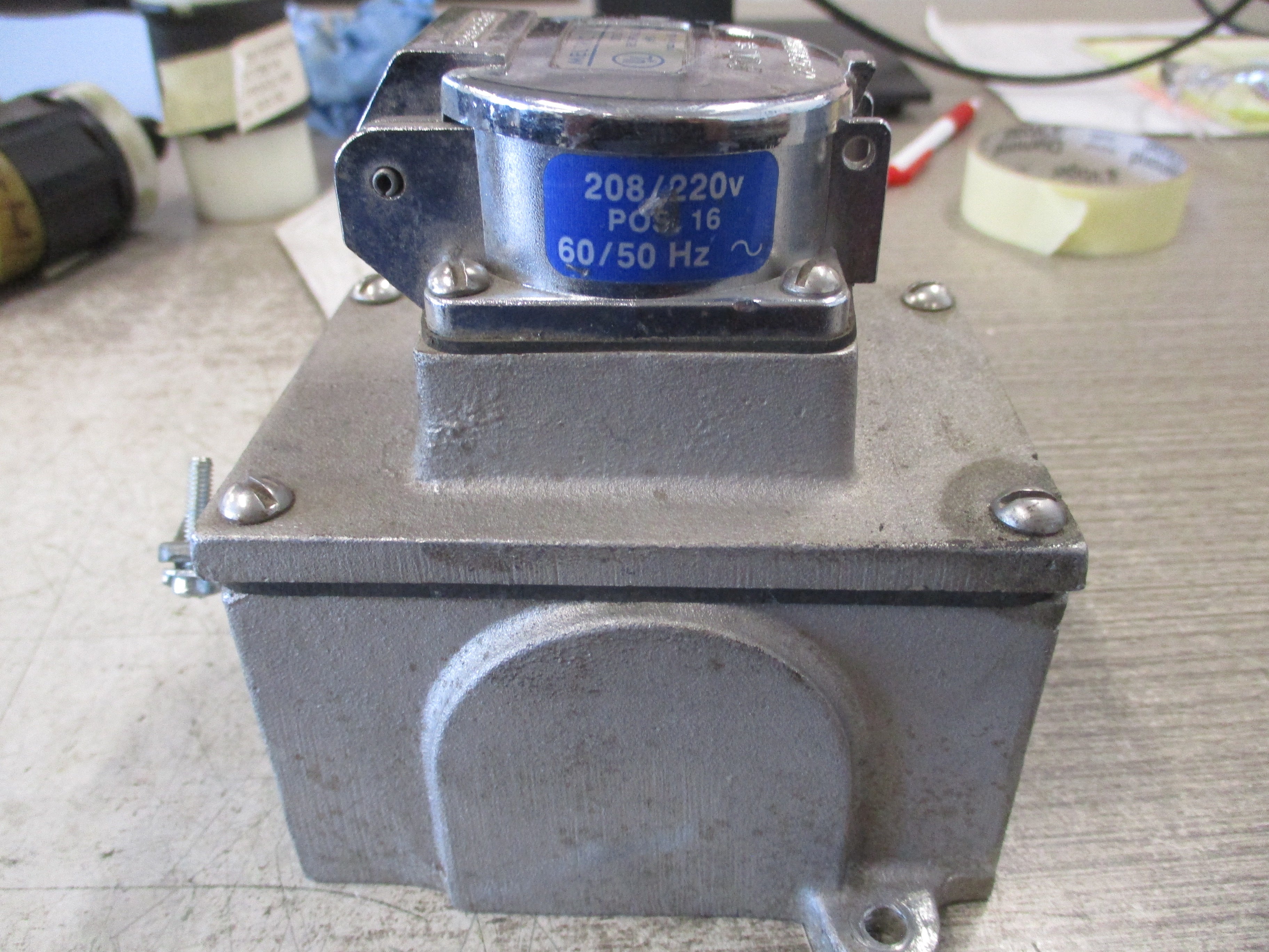 Meltric Receptacle w/Base 09-20164-S 15A 208/220V 60/50Hz *Missing Latch* Used