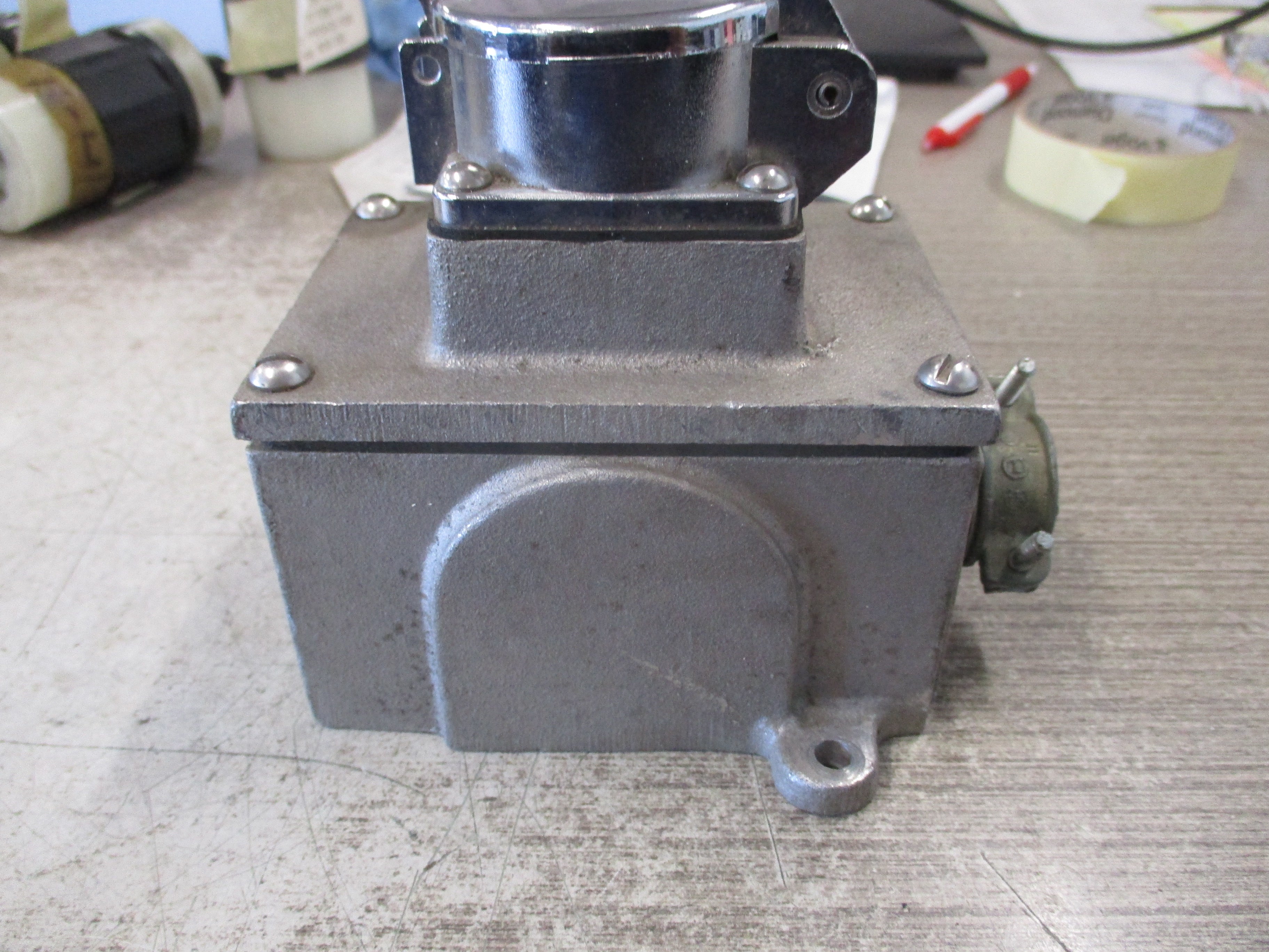 Meltric Receptacle w/Base 09-20164-S 15A 208/220V 60/50Hz *Missing Latch* Used