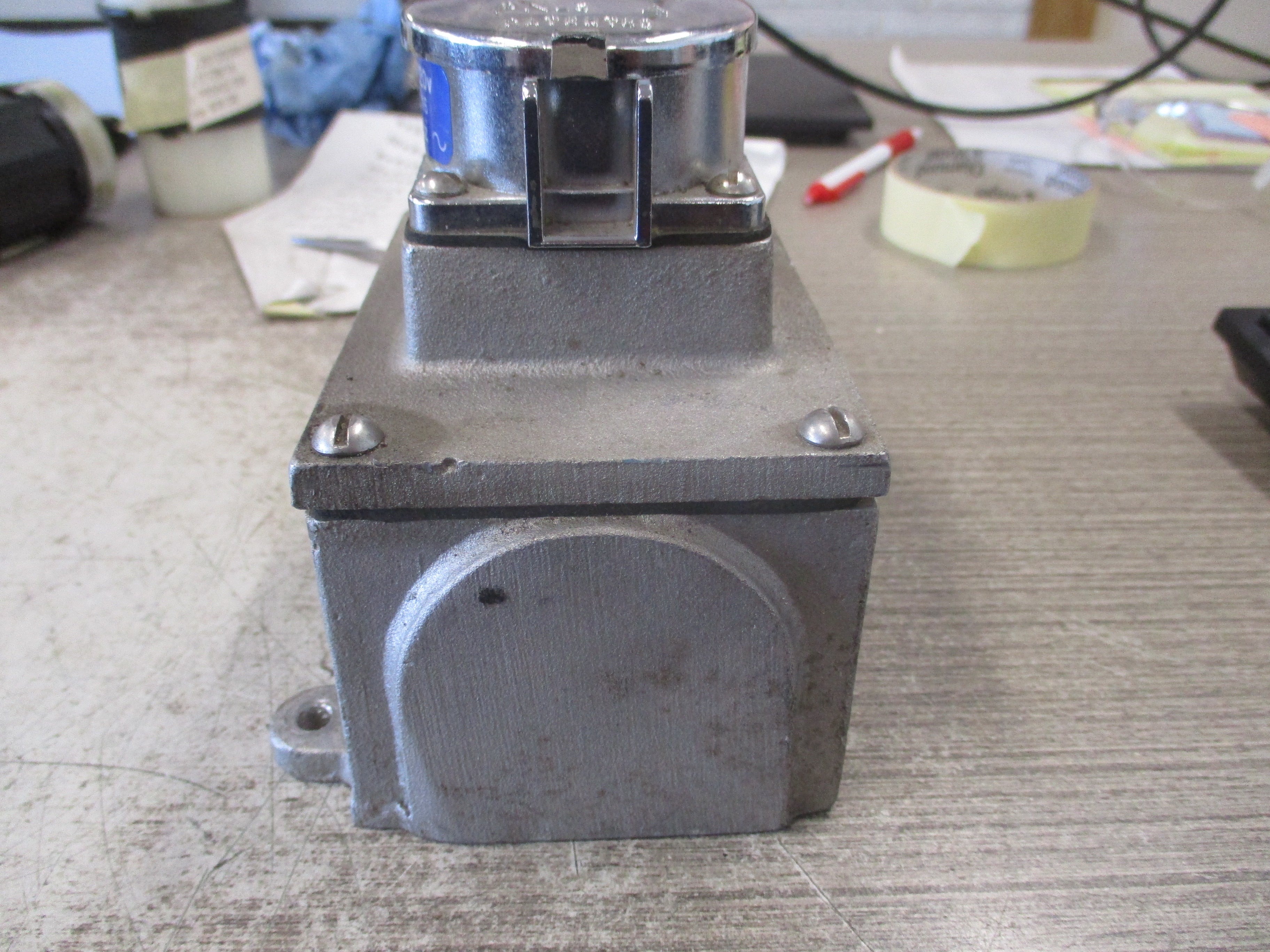 Meltric Receptacle w/Base 09-20164-S 15A 208/220V 60/50Hz *Missing Latch* Used