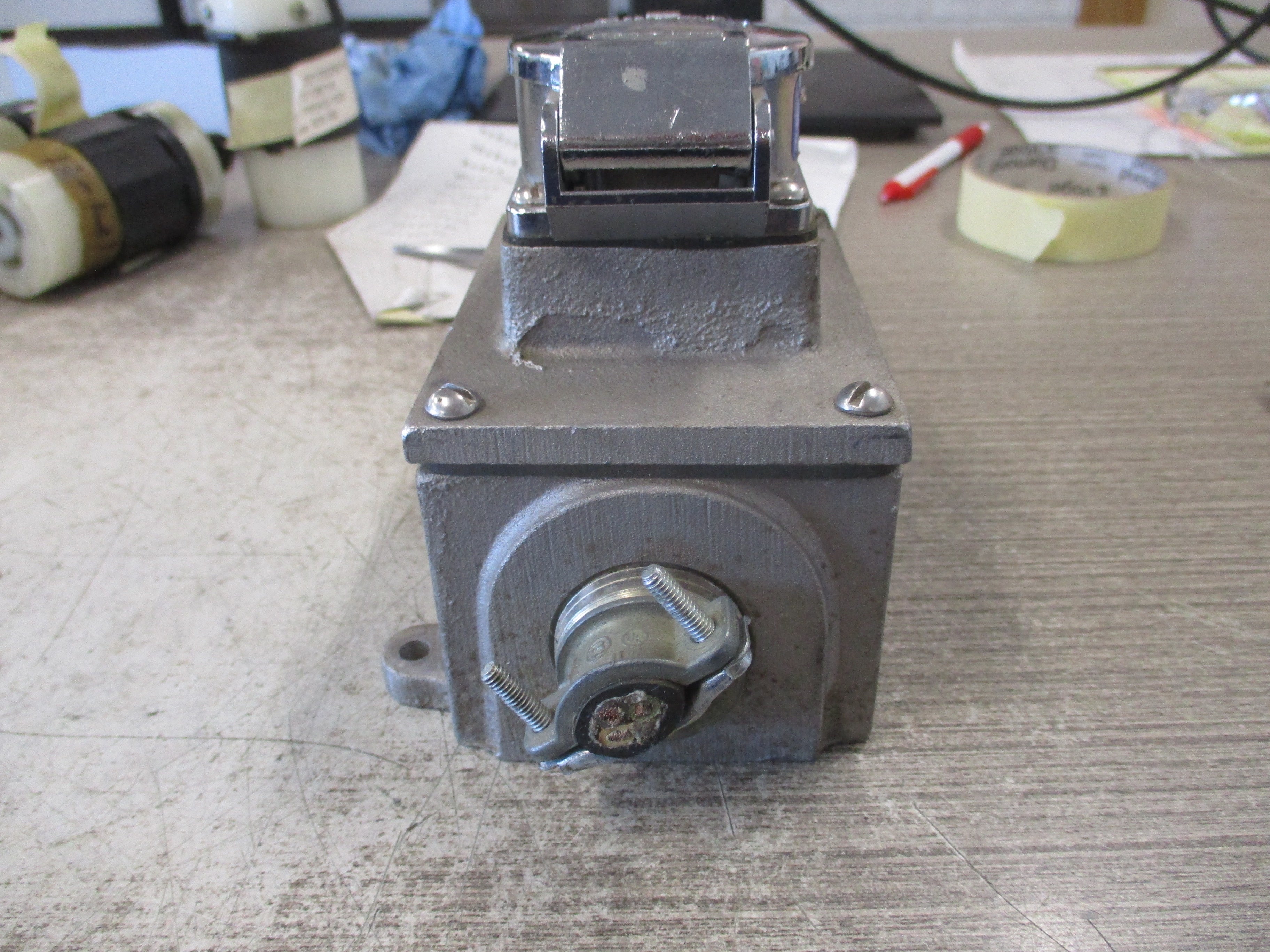 Meltric Receptacle w/Base 09-20164-S 15A 208/220V 60/50Hz *Missing Latch* Used